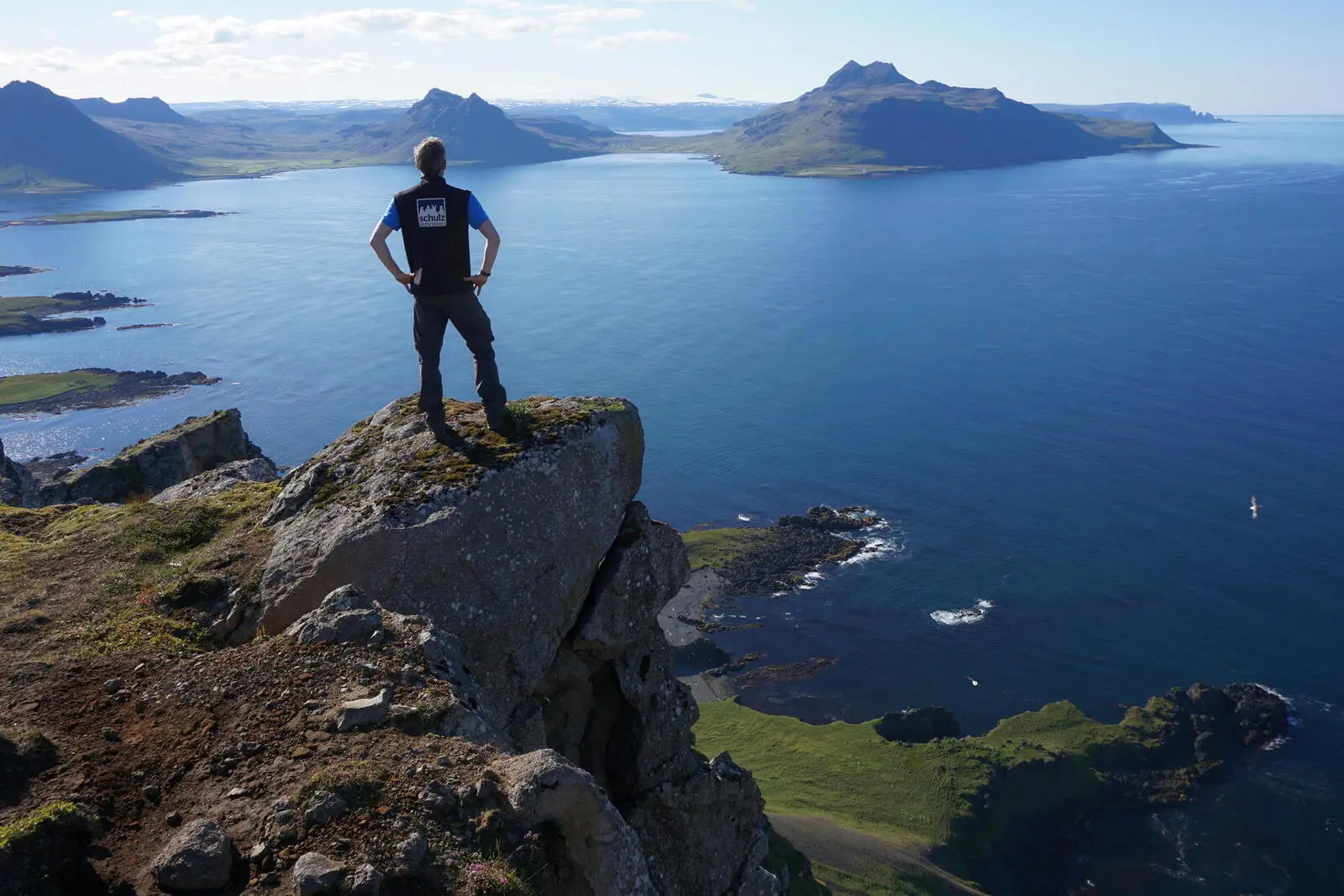 Reiseleiter Rico lebte drei Jahren in den Westfjorden und zeigt seine Herzensheimat voller Freude und Stolz.