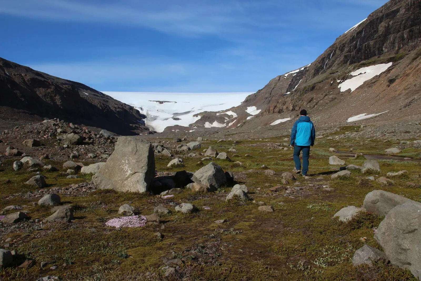 Wanderung nahe des Gletschers Drangajökull 