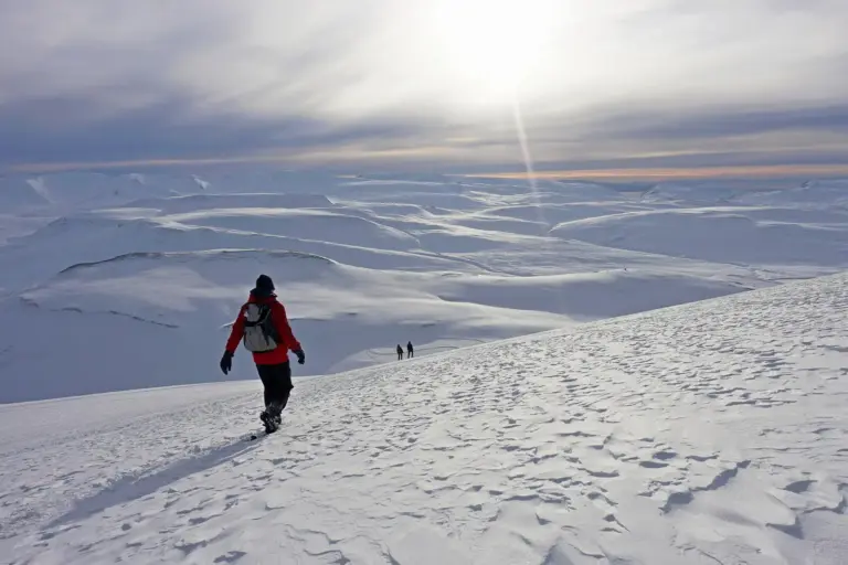 Wo immer es möglich ist, schnallen wir die Schneeschuhe an und erkunden die grandiose Landschaft.