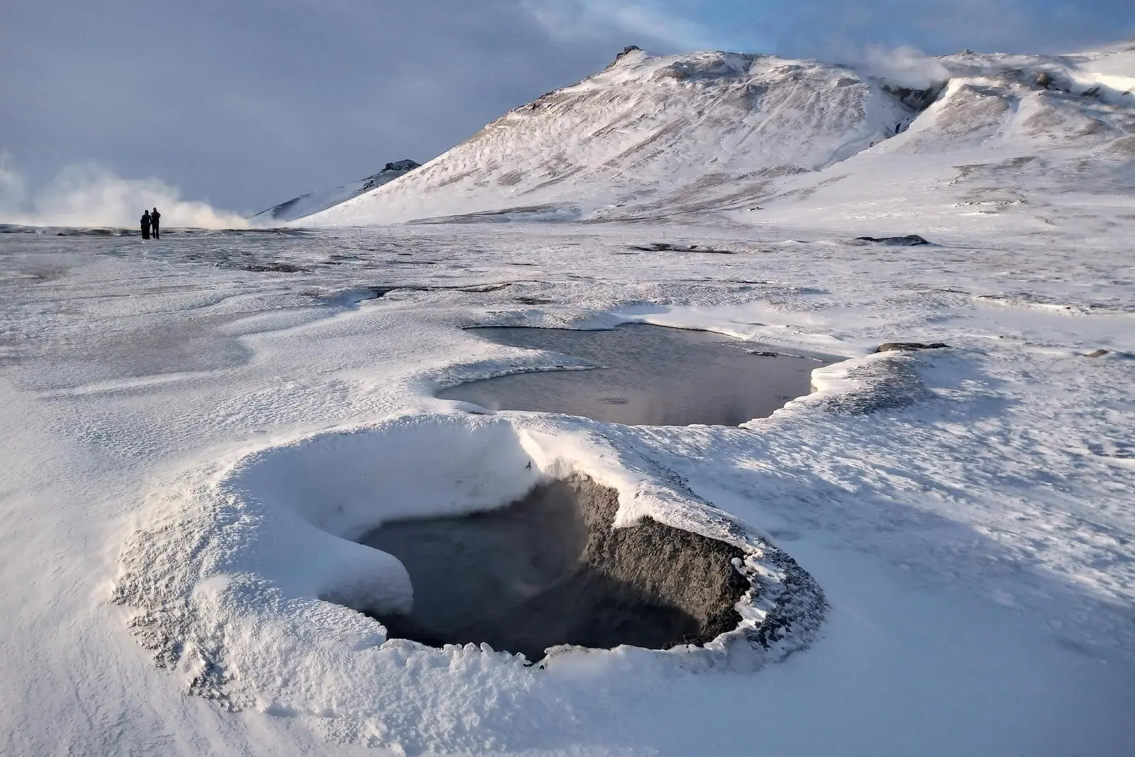 Der Erde nahe des Sees Mývatn lebt und schafft im Zusammenspiel mit winterlichen Kräften oft spannende Phänomene.