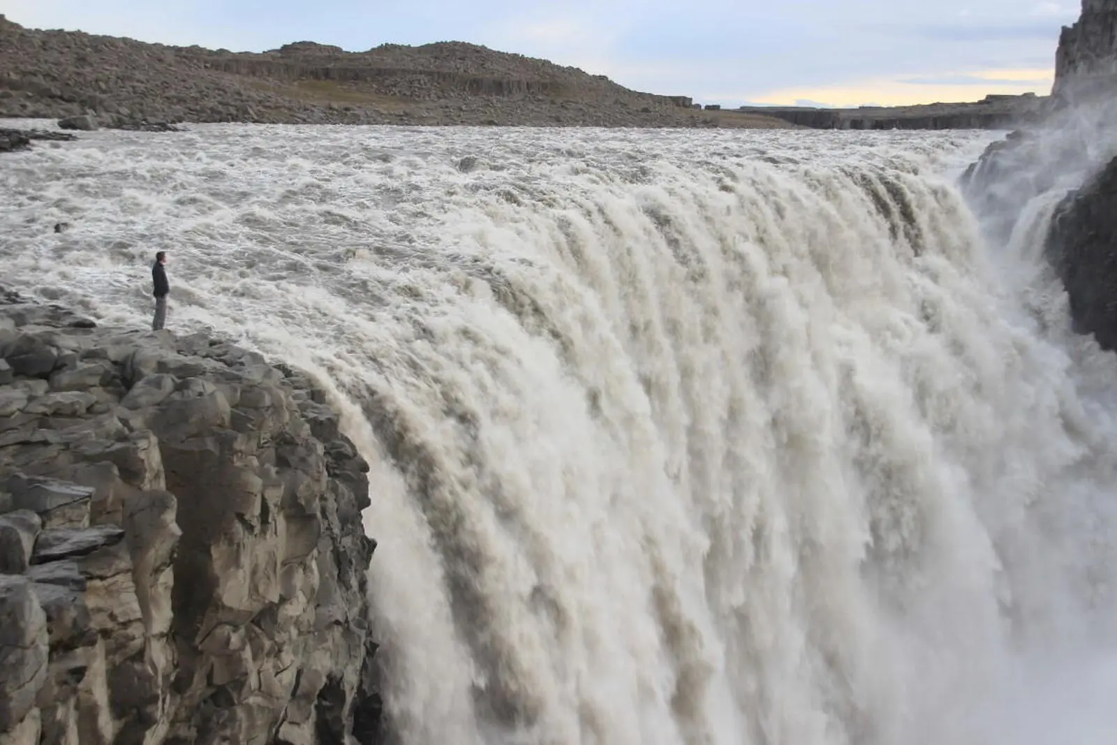 Europas mächtigster Wasserfall Dettifoss - ein Pflichtbesuch (auf der weniger stark besuchten Uferseite)