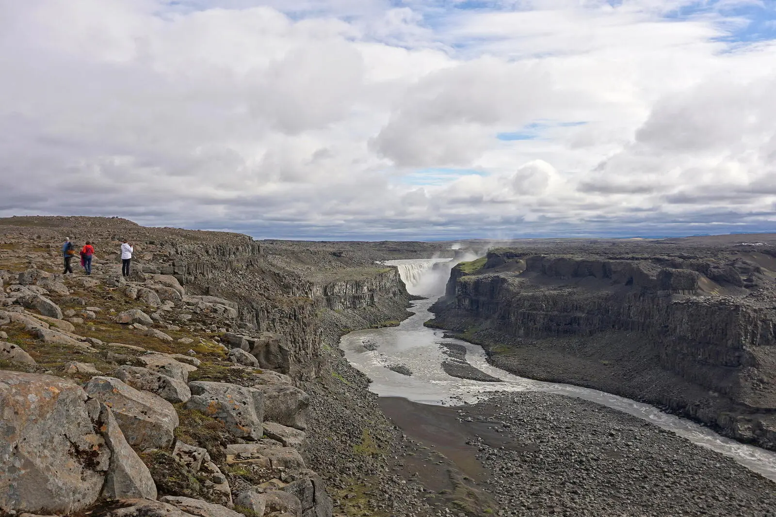 Höhepunkte wie z.B. der Dettifoss werden wann immer es möglich ist auf alternativen Wegen angewandert.