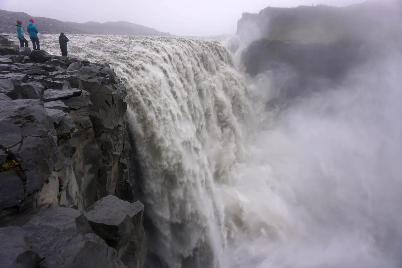 Kleiner Mensch, große Landschaft - in Island (hier beim Wasserfall Dettifoss) ein Kinderspiel