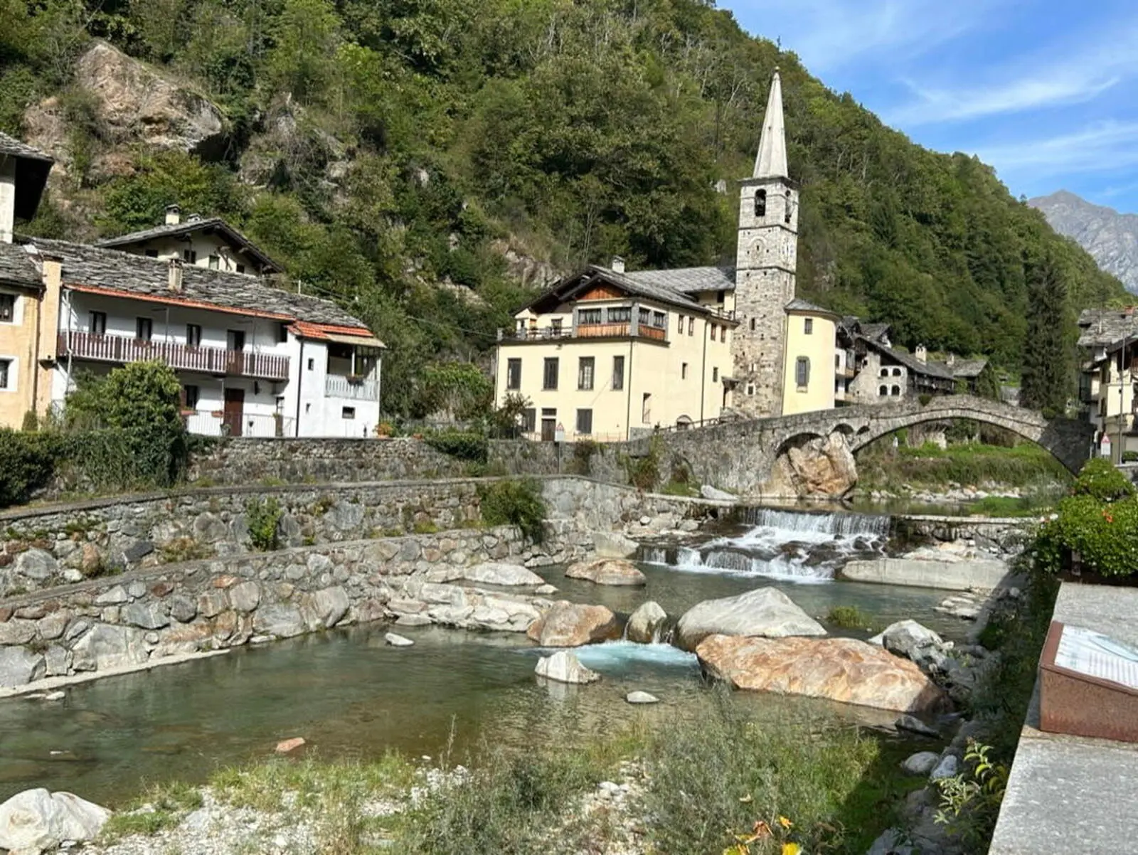 Entlang dieses wunderschönen Gebirgsflusses wandern Sie im Lystal