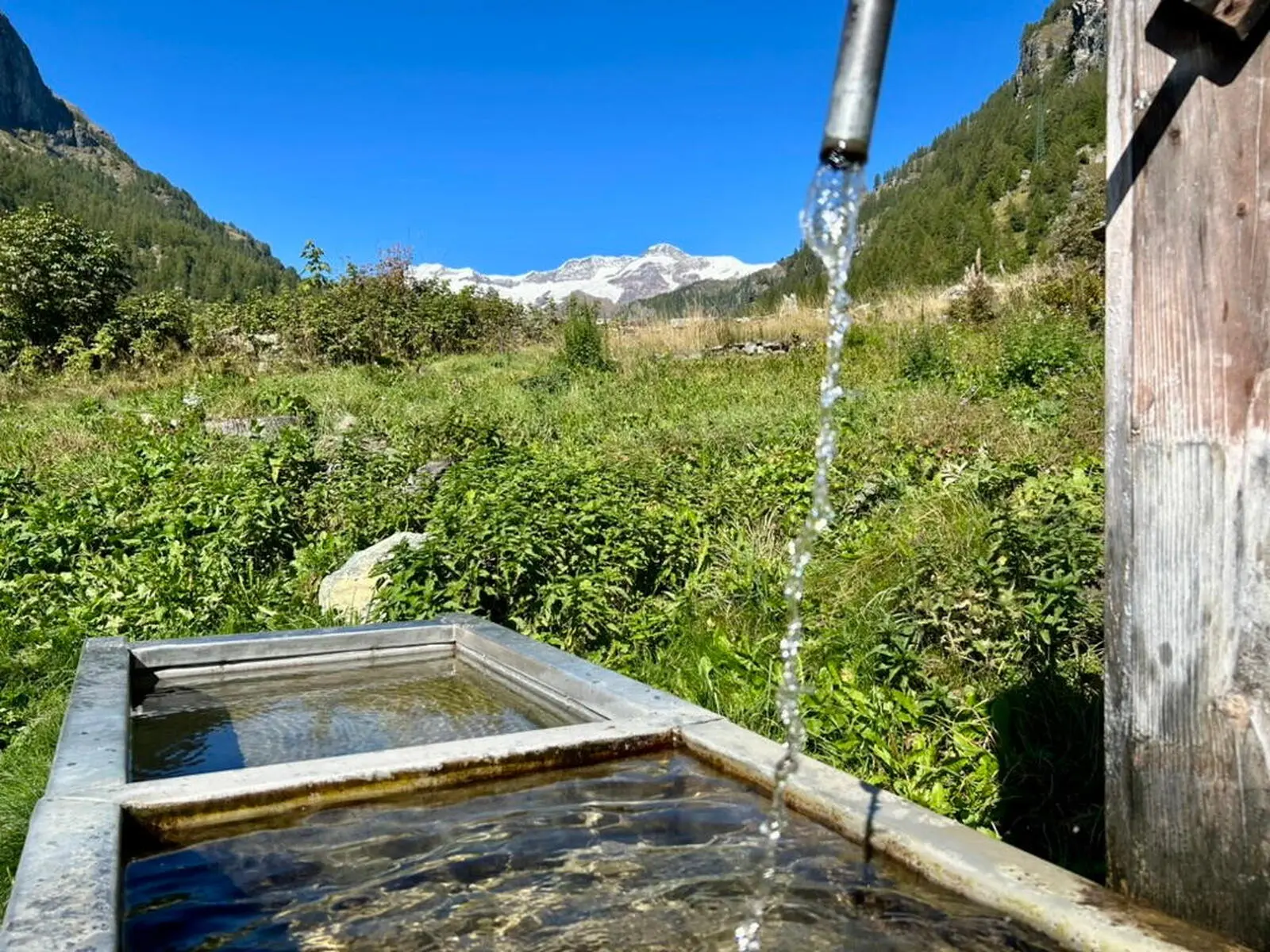 Quellwasser sorgt für Erfrischung unterwegs – mit Blick auf den Monte Rosa
