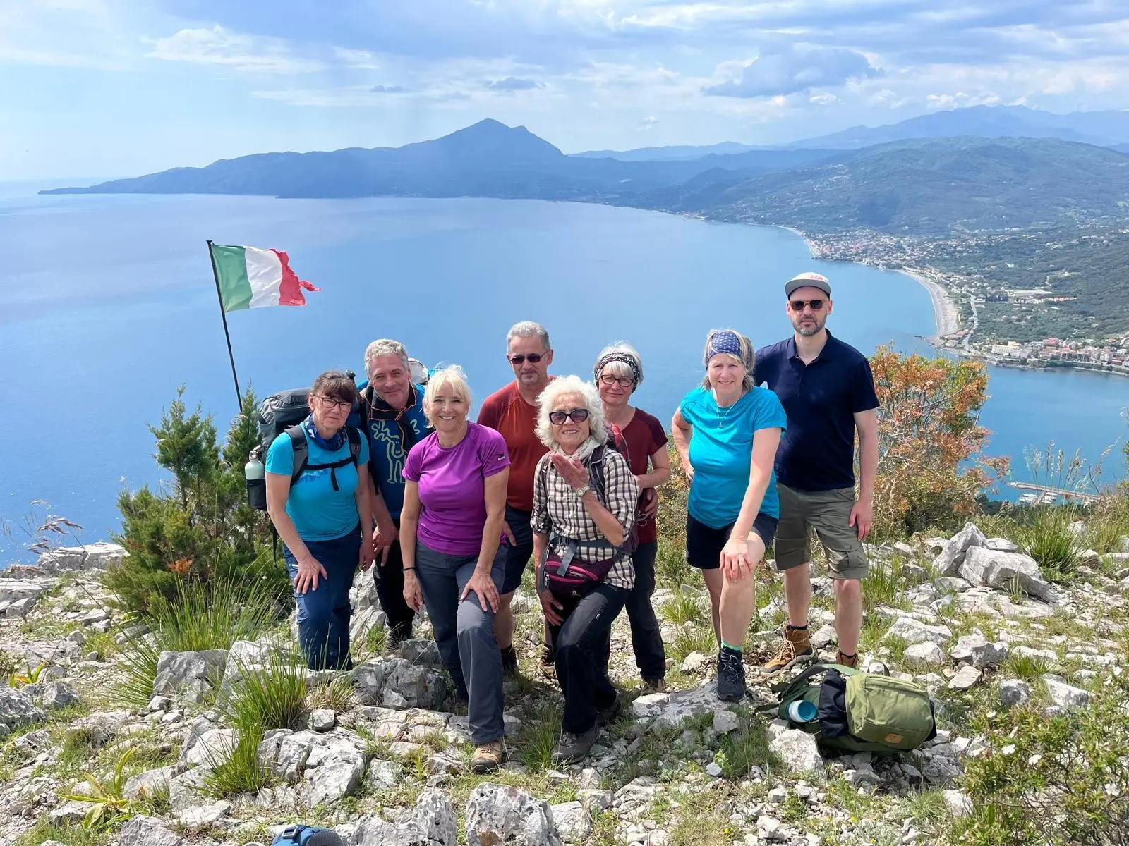 Ein Gruß unserer Frühlingsgruppe 2025 mit Blick auf den Golf von Policastro