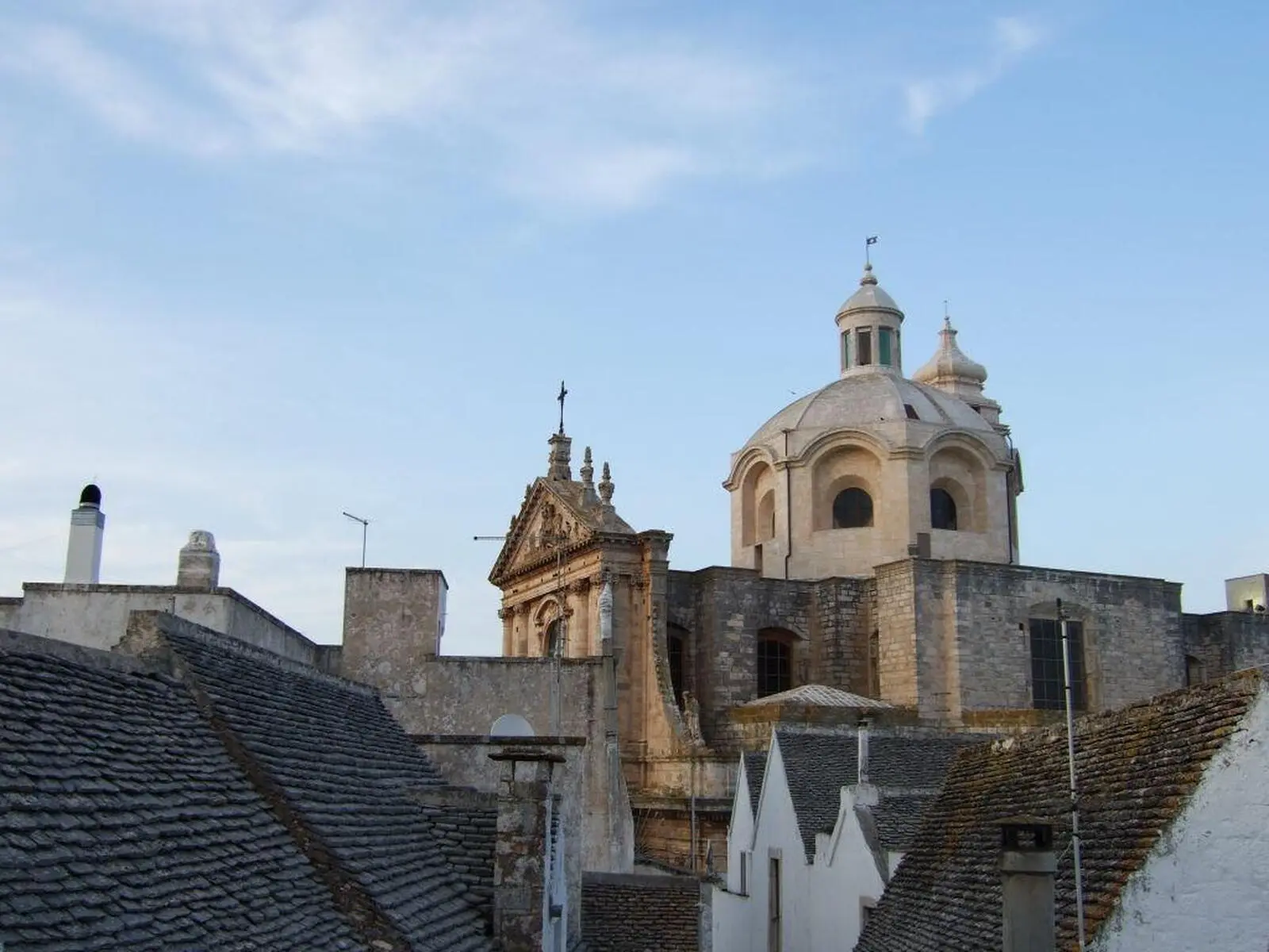 Ihr zweiter Standort Locorotondo ist eine kleine Stadt im Tal der Trulli, Sie wohnen inmitten der malerischen Altstadt