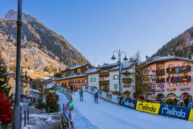 Die Strecke führt durch 13 Dolomitendörfer, überall kocht die Stimmung