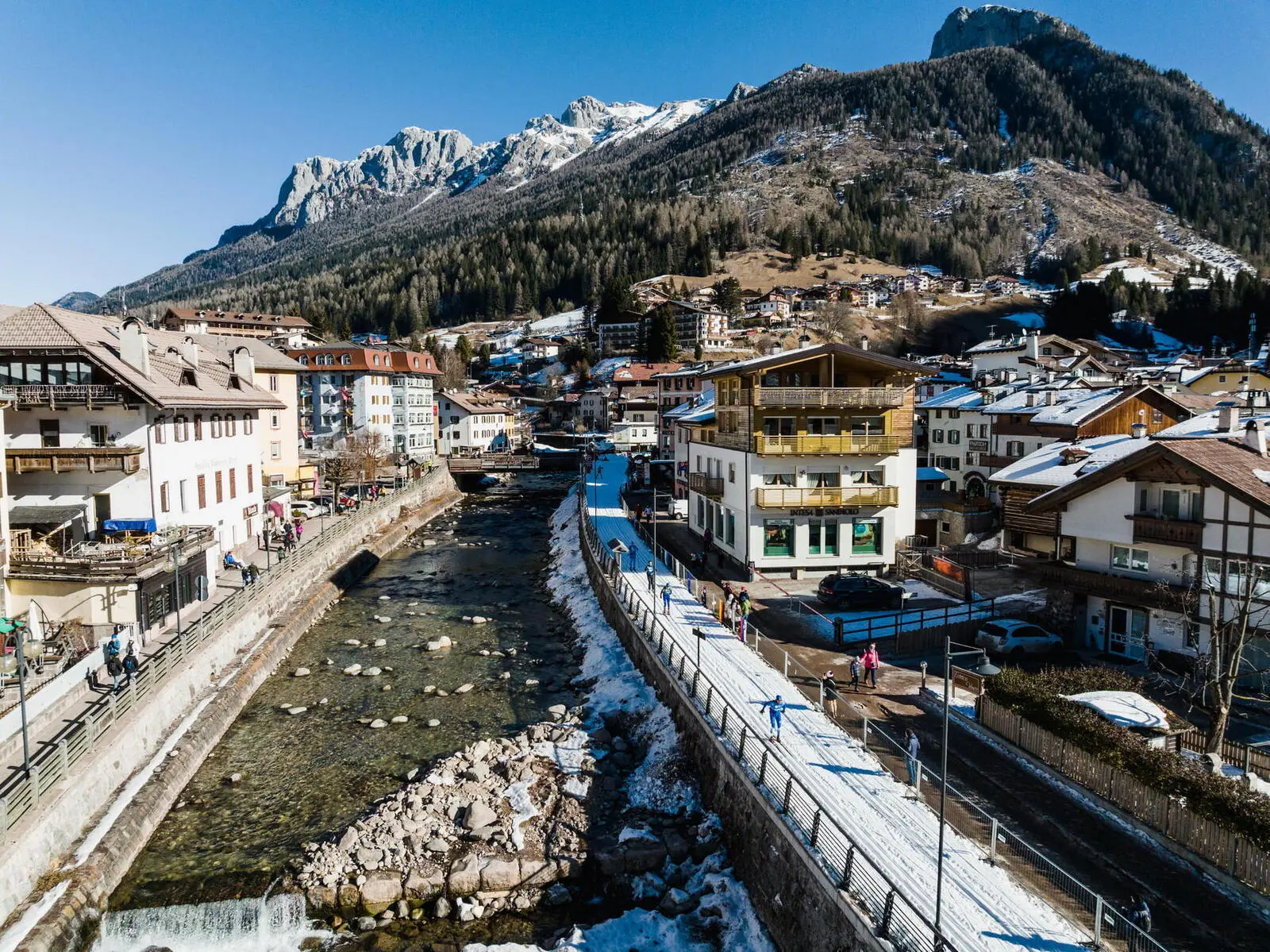 Die Strecke zieht sich zum Großteil am Fluss Avisio entlang