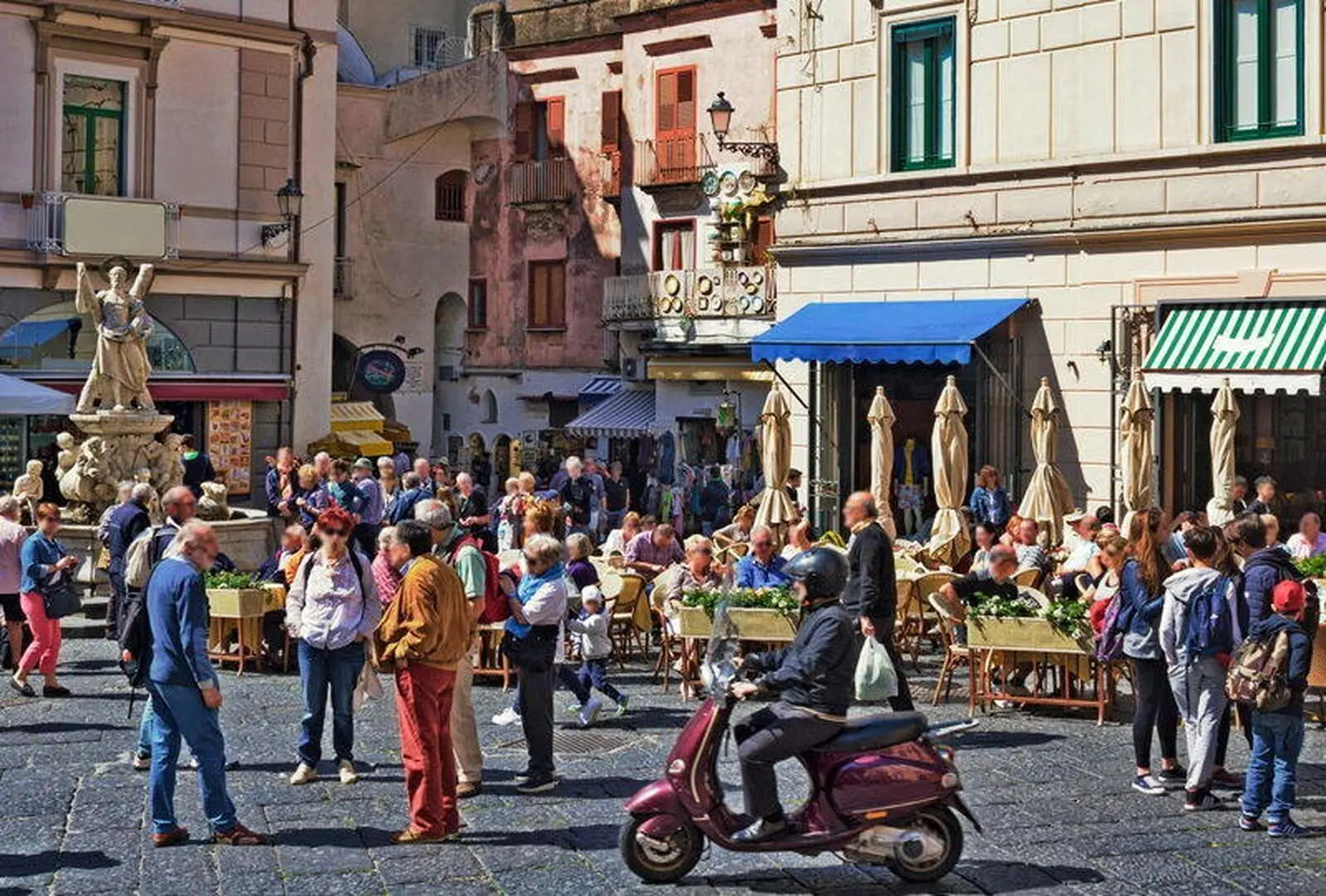 Im lebhaften Zentrum von Amalfi - Das bunte Treiben auf der Piazza lässt sich am besten bei einem Kaffee oder Eis beobachten.