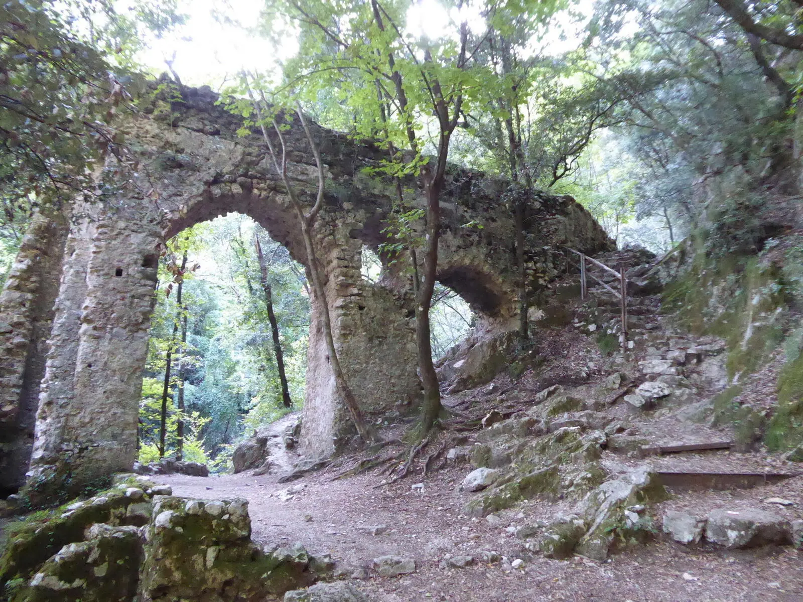 Ein Abstieg durch das Wassermühlental führt Sie nach Amalfi