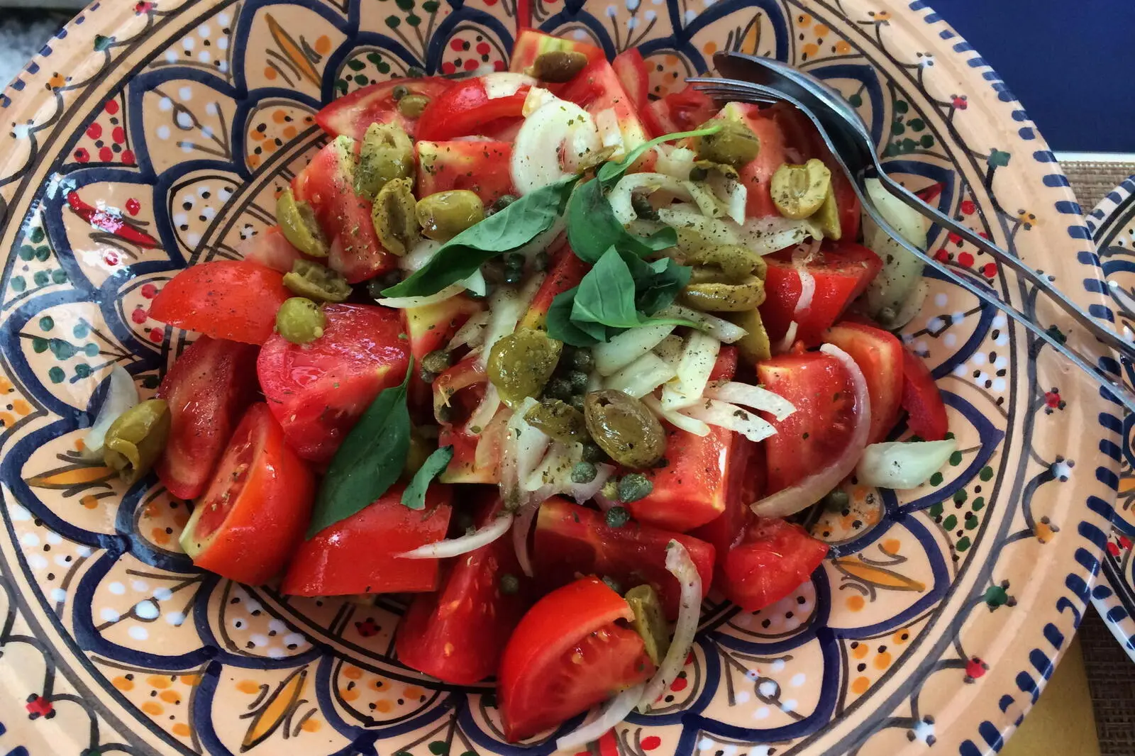 Dolce Vita und ein Muss auf Salina: Sizilianischer Tomaten-Kapern-Salat