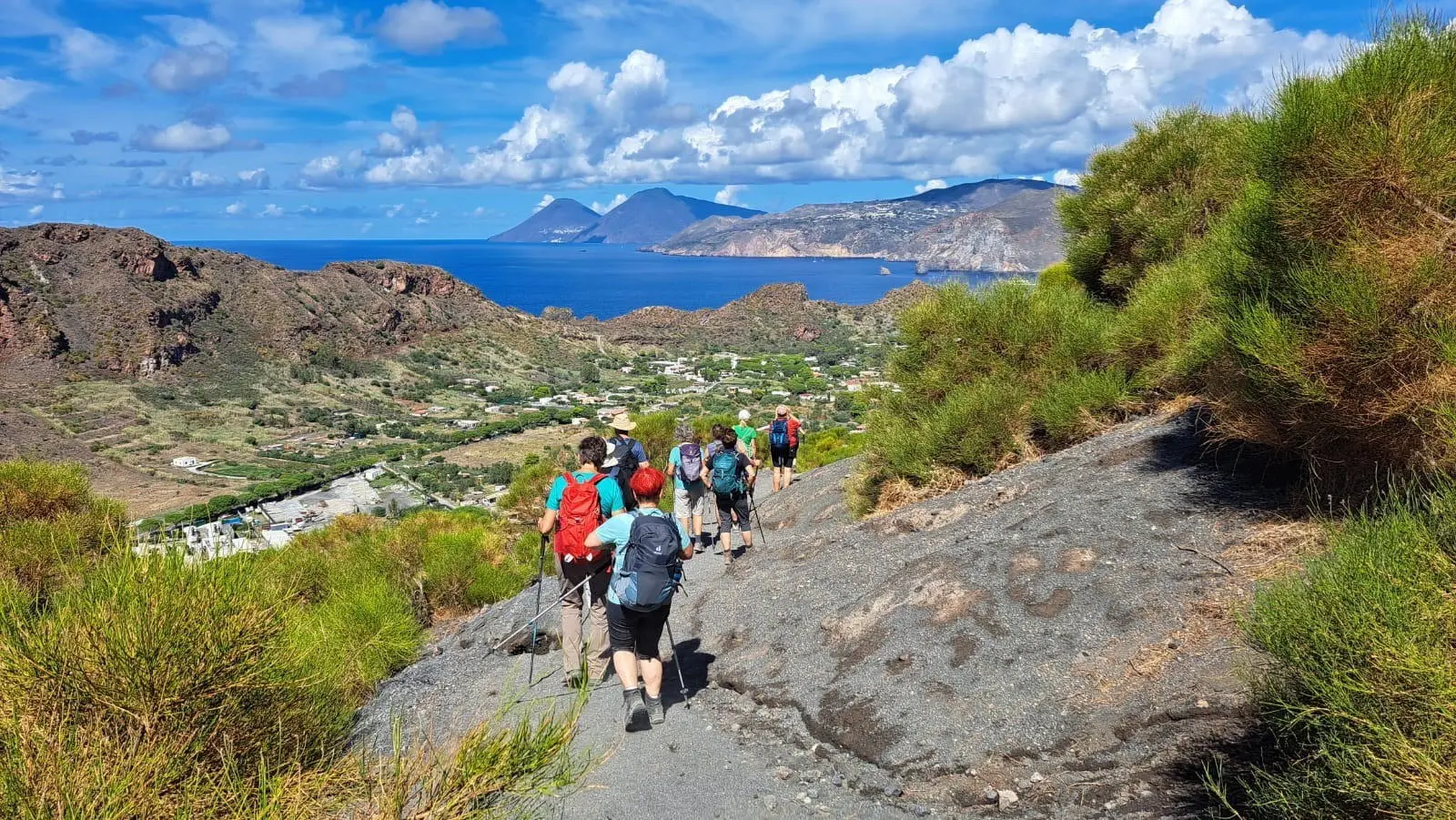 Die Wanderung auf den Gran Cratere auf Vulcano (2. Reisetag) belohnt mit grandiosen Ausblicken über die umliegenden Inseln.