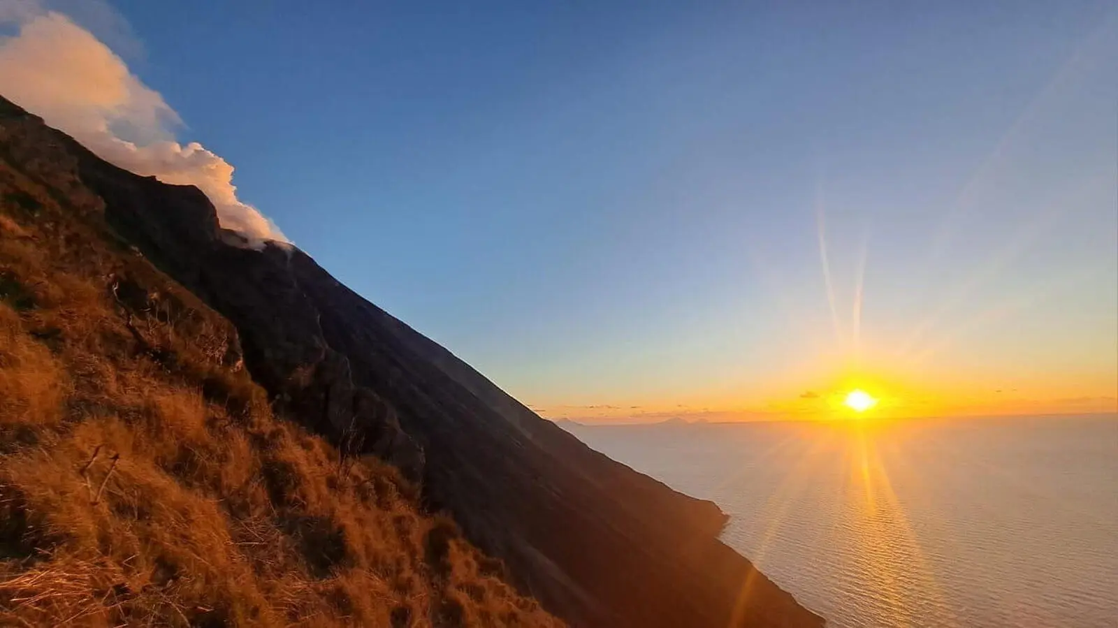 Sie erklimmen die Feuerrutsche am Stromboli
