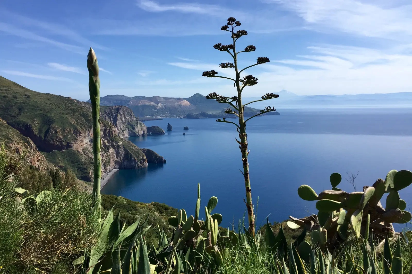 Südküste Liparis mit Fernblick auf die Nachbarinsel Vulcano