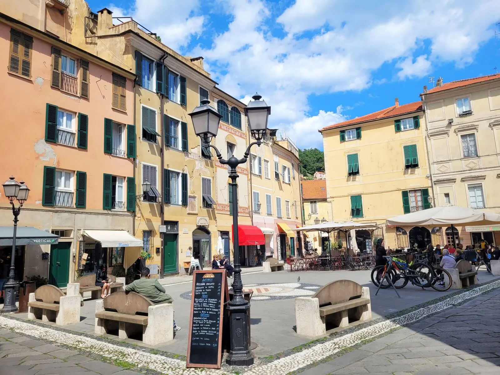 Dorfplatz von Finalborgo "un borgo piu bello"