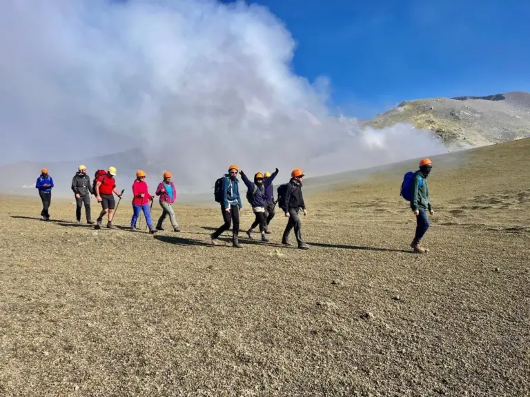 Ein Highlight der Reise: der Aufstieg auf den Ätna - im Hintergrund der rauchende Krater