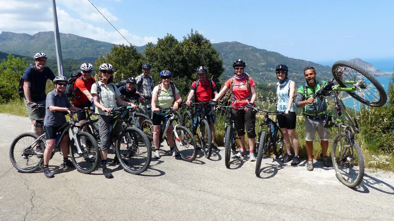 Nicht nur traumhafte Aussichten, sondern auch viel Spaß haben Sie bei der Mountainbiketour