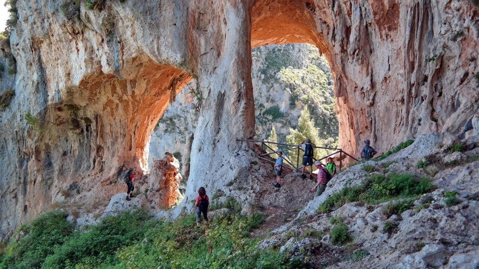 Inmitten der beeindruckenden Felsformationen des Madonien-Nationalpark bereiten über 2000 verschiedene Pflanzenarten eine faszinierende Wanderkulisse