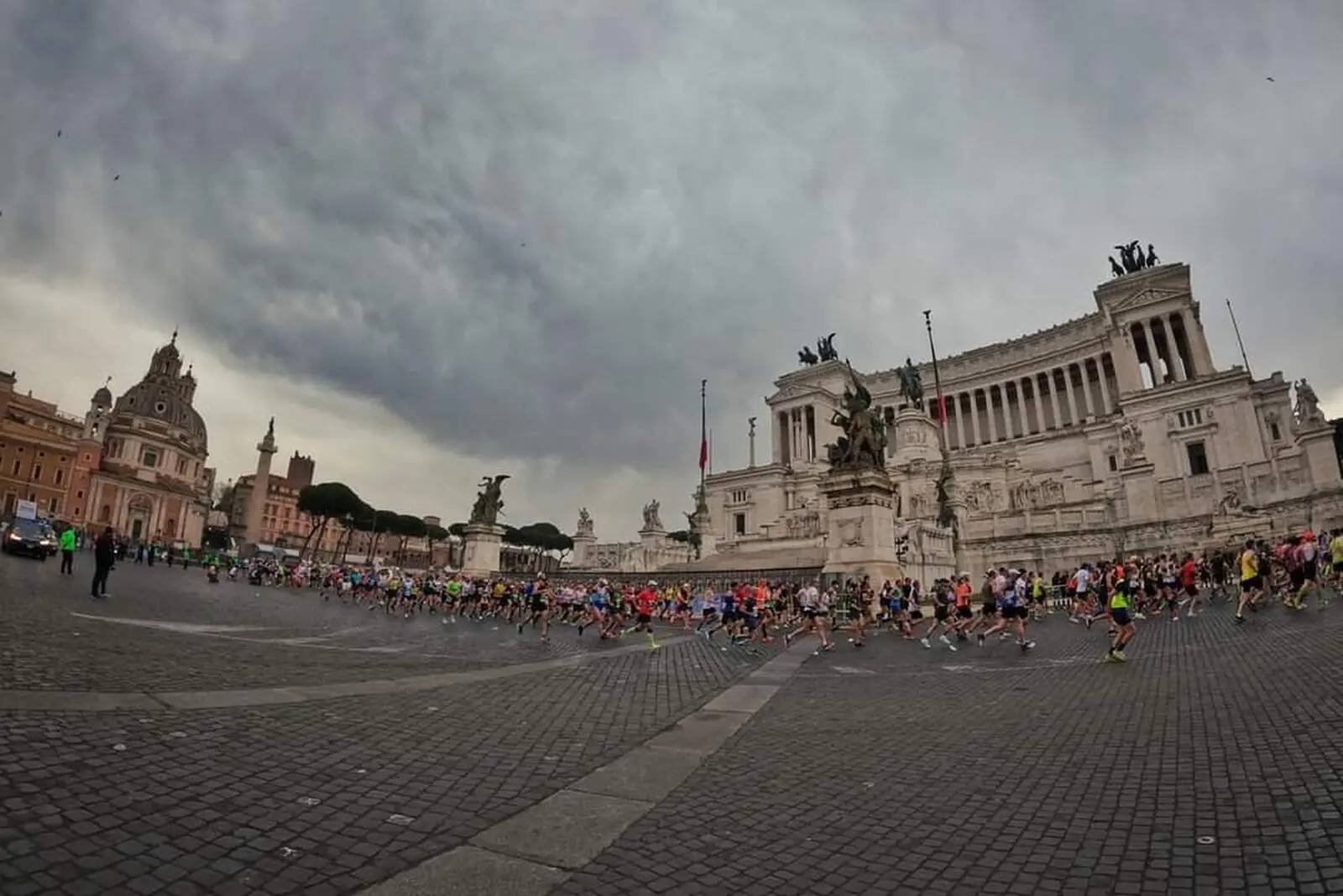 Hochzeitstorte, Schreibmaschine oder Gebiss der Schwiegermutter, das Nationaldenkmal Vittorio Emanule II. hat viele Spitznamen