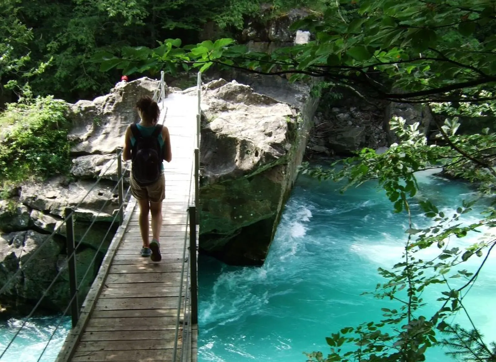 Via Hängebrücke über die türkisfarbene Soča  