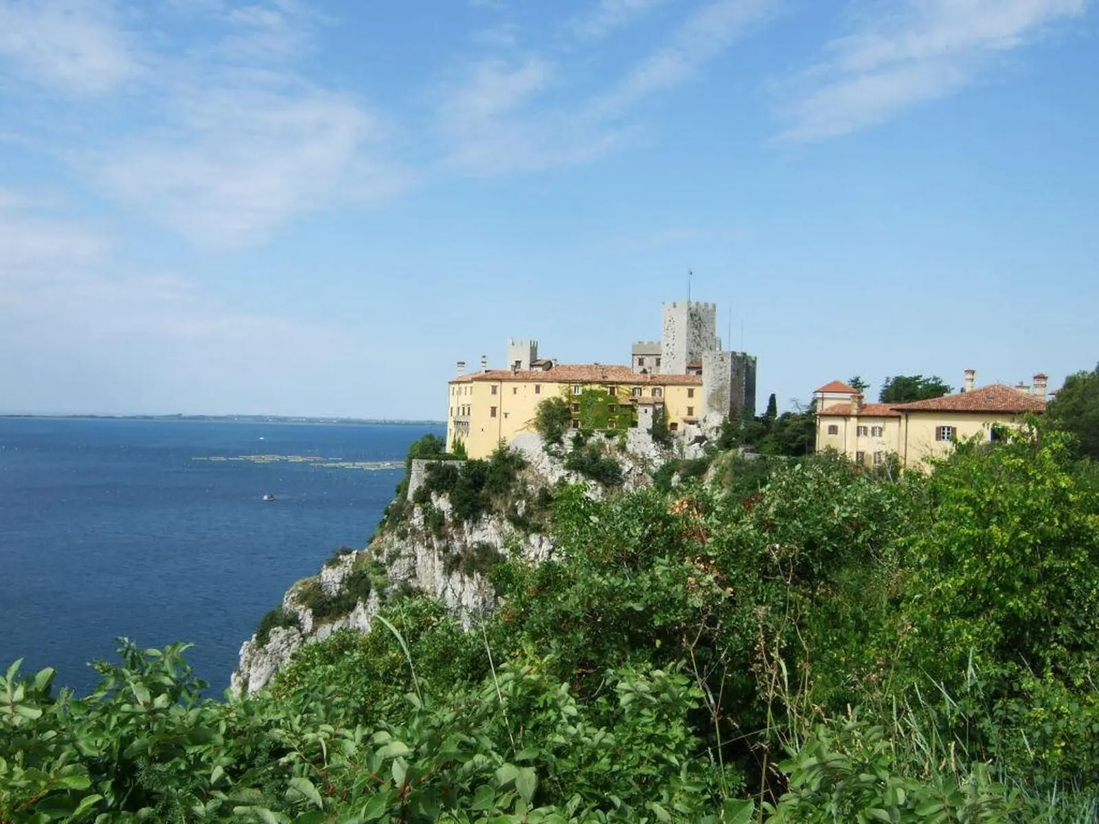 Auf einem Felsen direkt über dem Meer thront das Schloss Duino