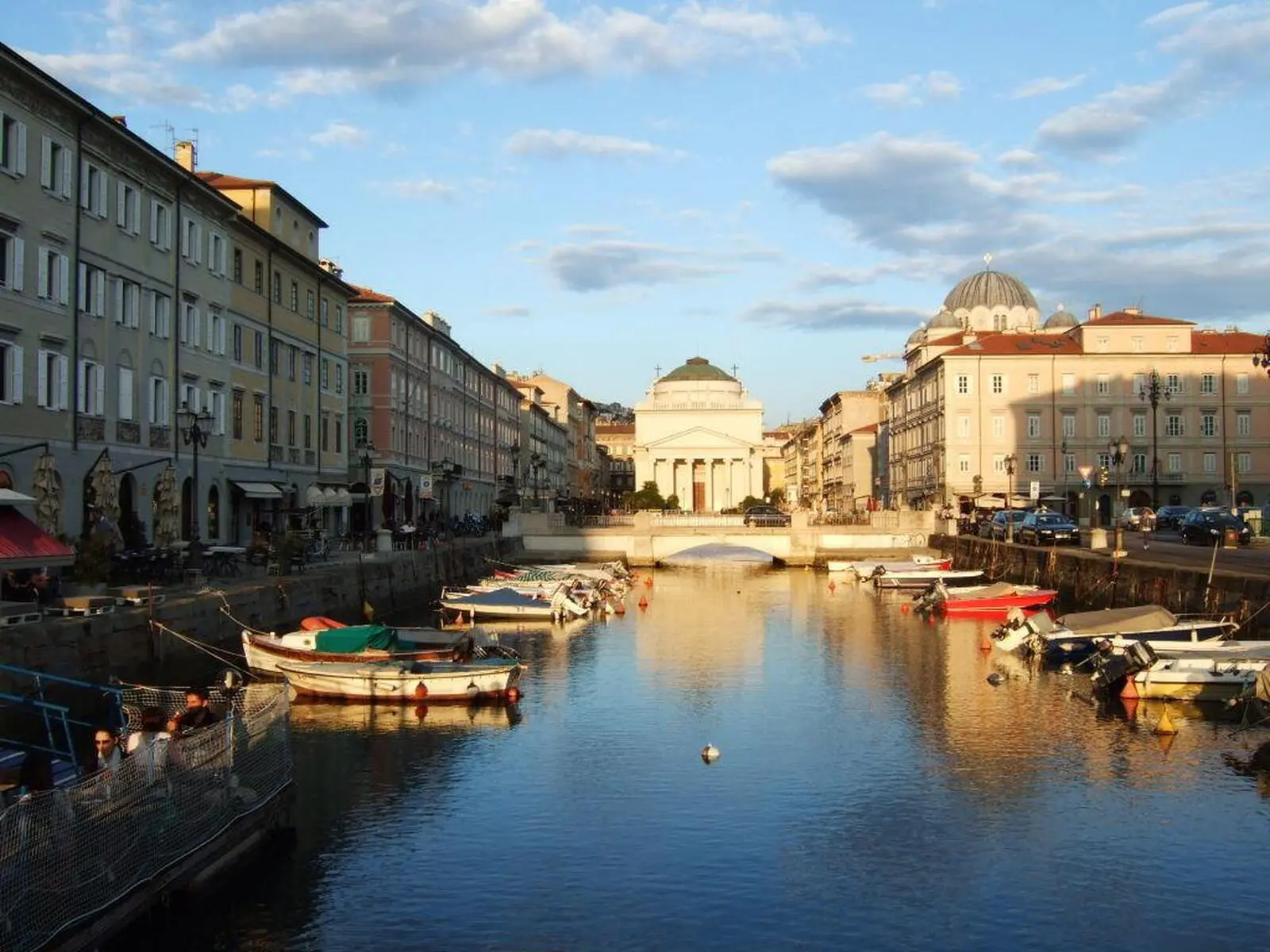 Der malerische Hafen von Triest