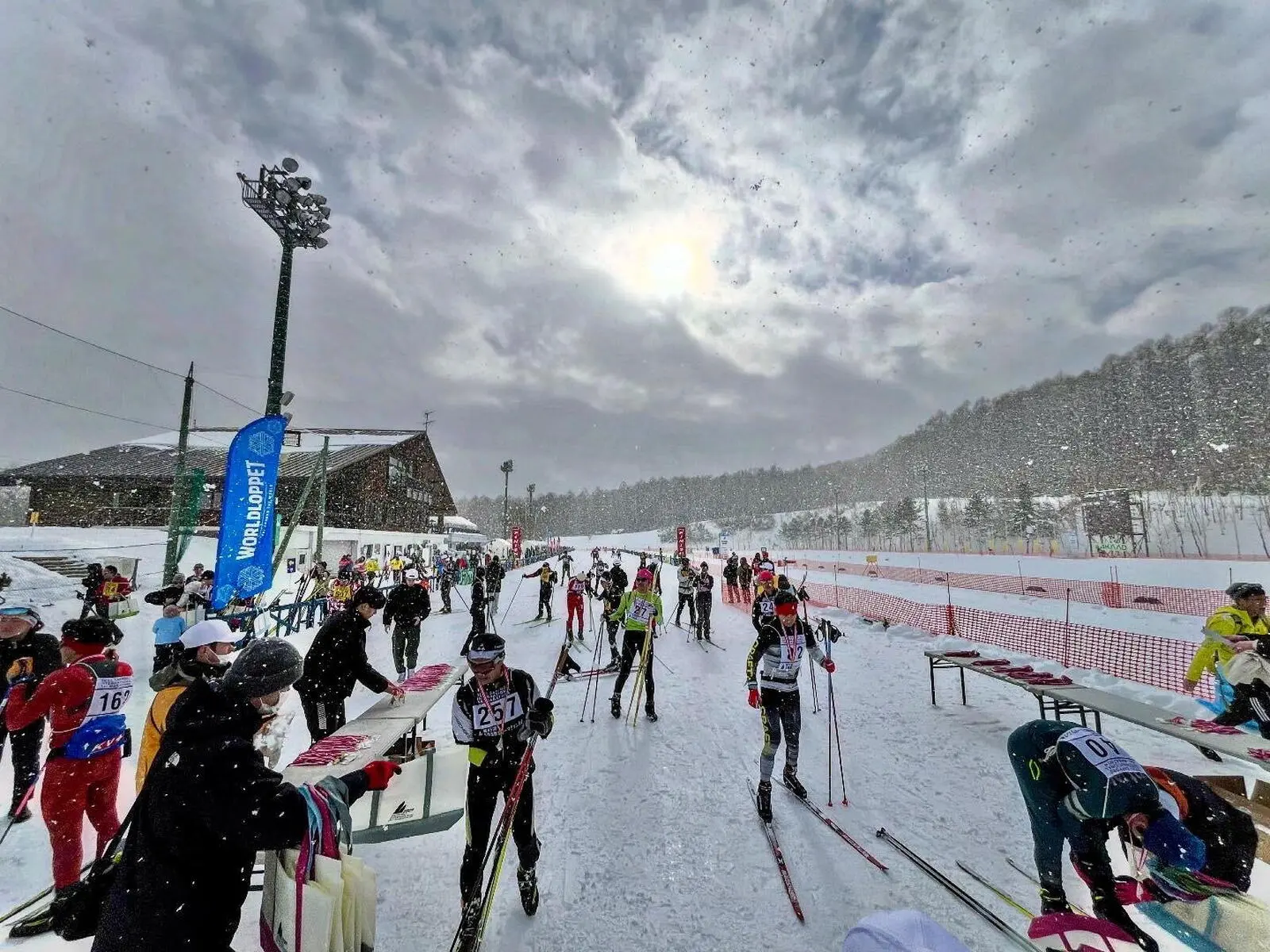Mit ca. 700 Sportlern ist es ein vergleichbar kleines internationales Event