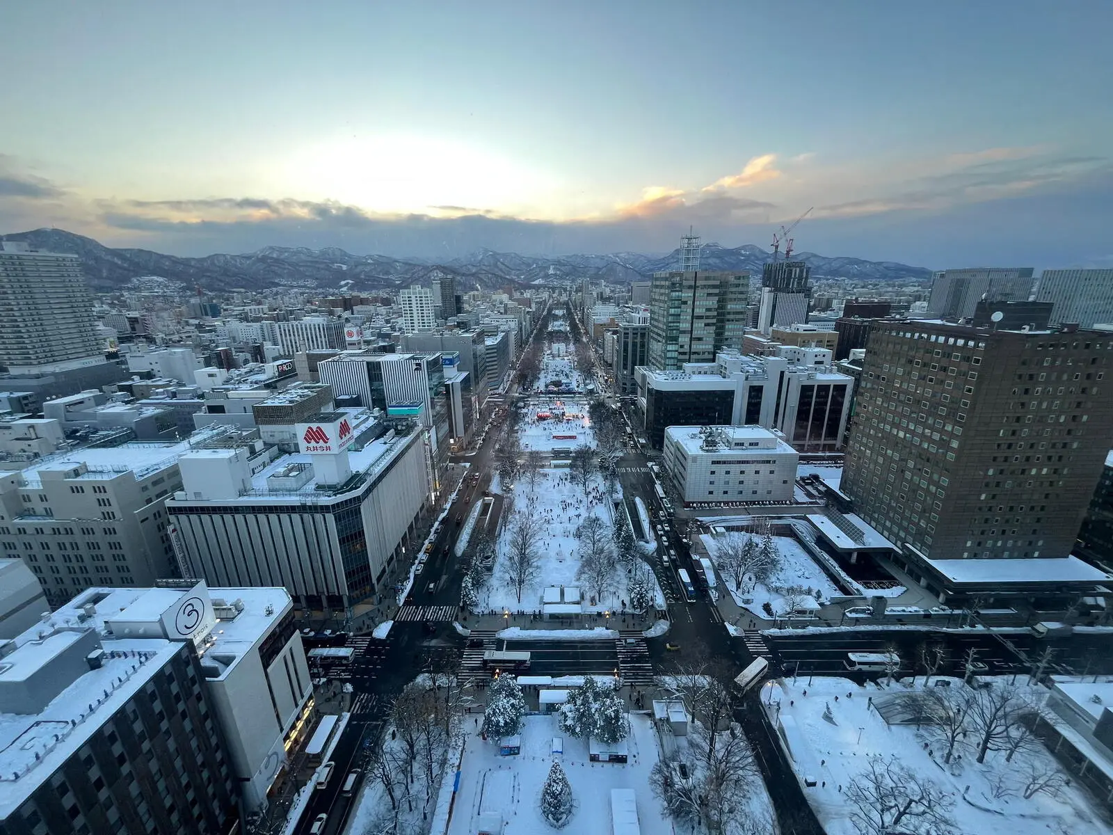 Ausblick vom TV-Turm in Sapporo auf den Odori-Park