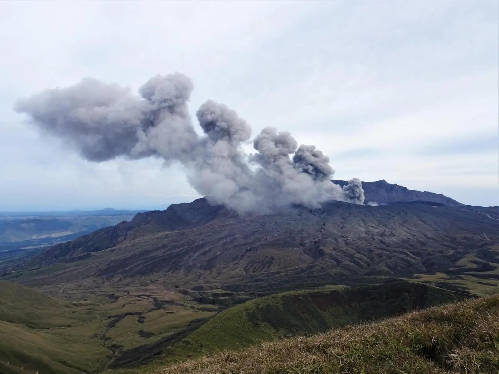 Zu Fuß unterwegs am aktiven Mt. Aso Vulkan