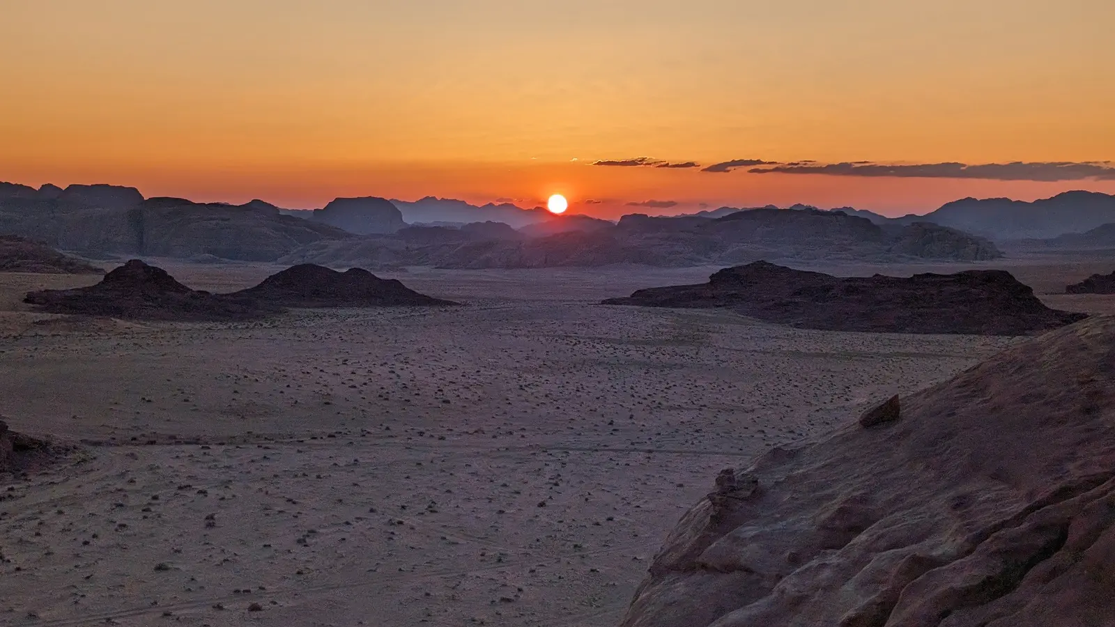 Morgenlicht in der jordanischen Wüste.