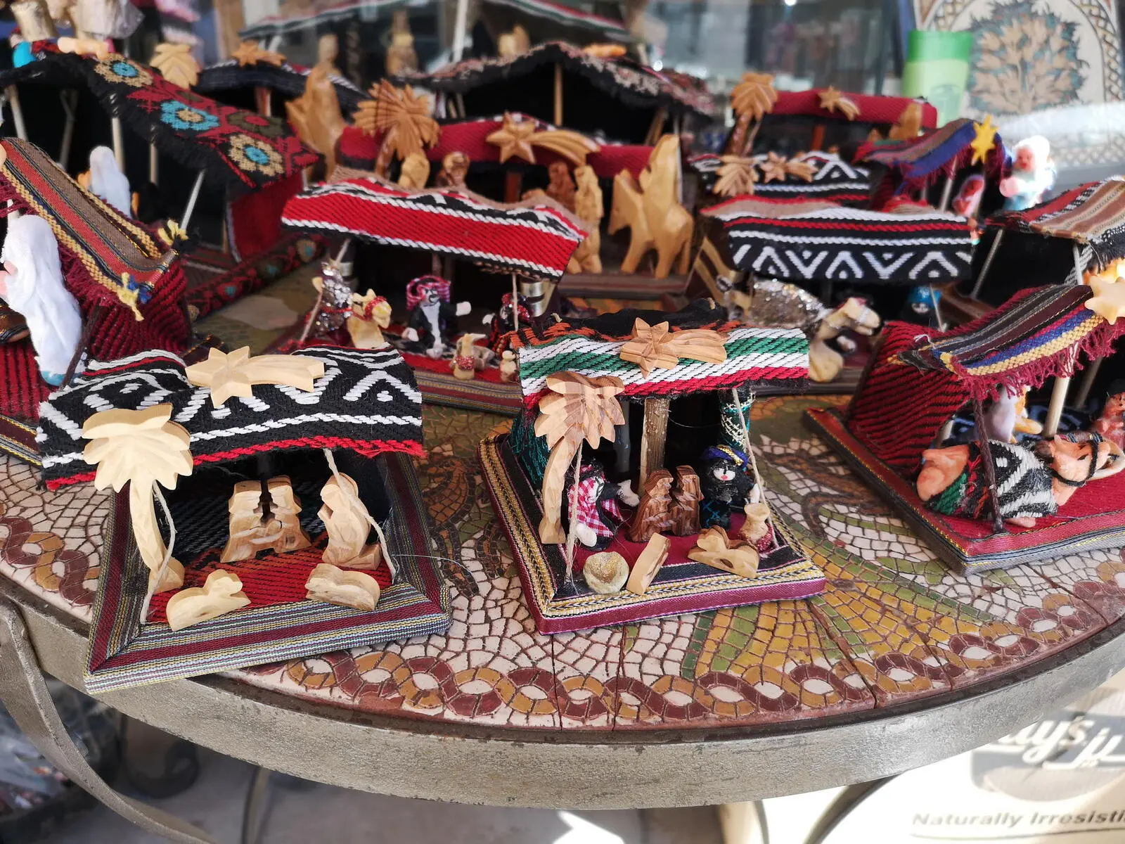 Liebevoll handgearbeitete Souvenirs gibt es z.B. in Madaba.