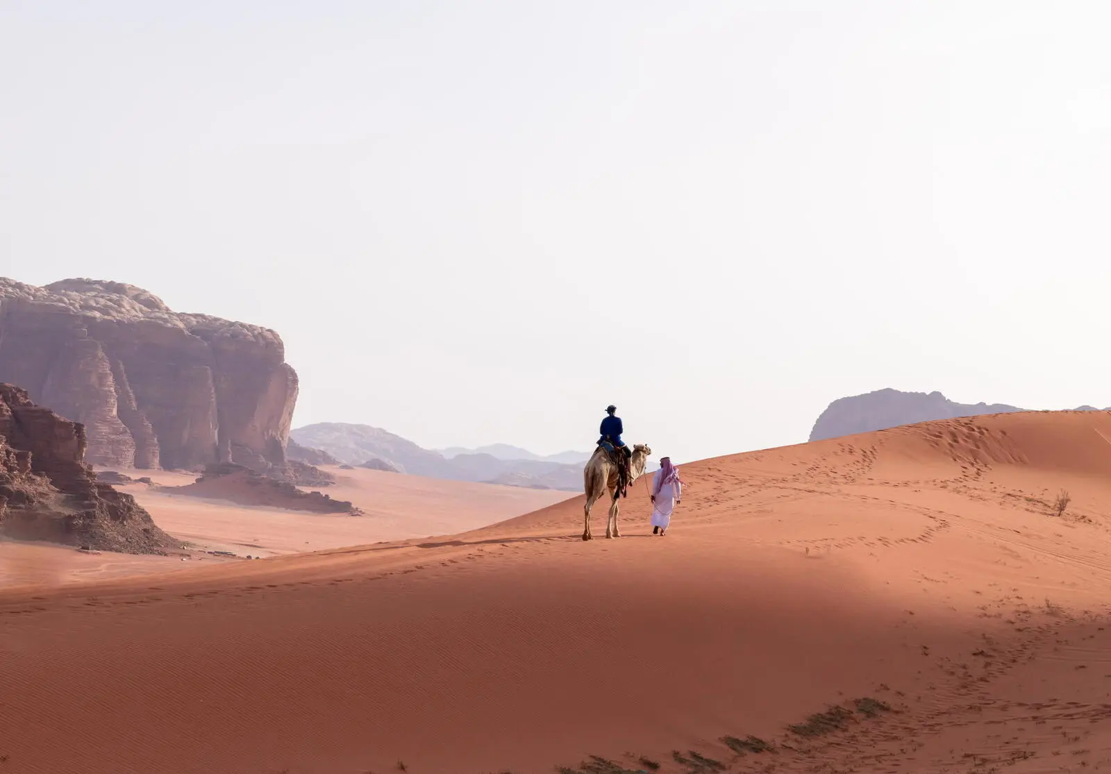Das Wadi Rum betreten Sie ganz standesgemäß, auf einem Kamelrücken