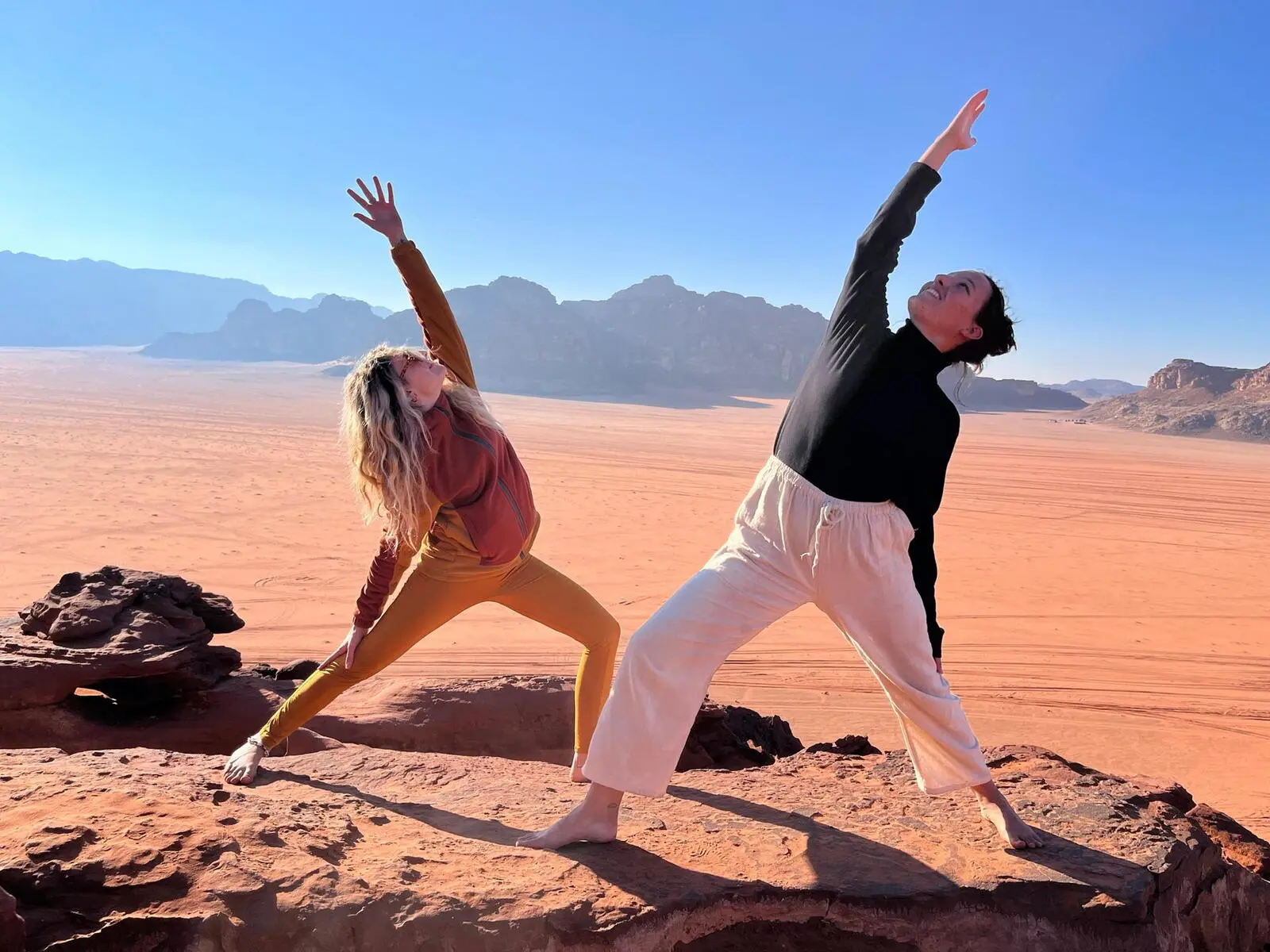 Einige Yogaeinheiten finden außerhalb des Camps statt