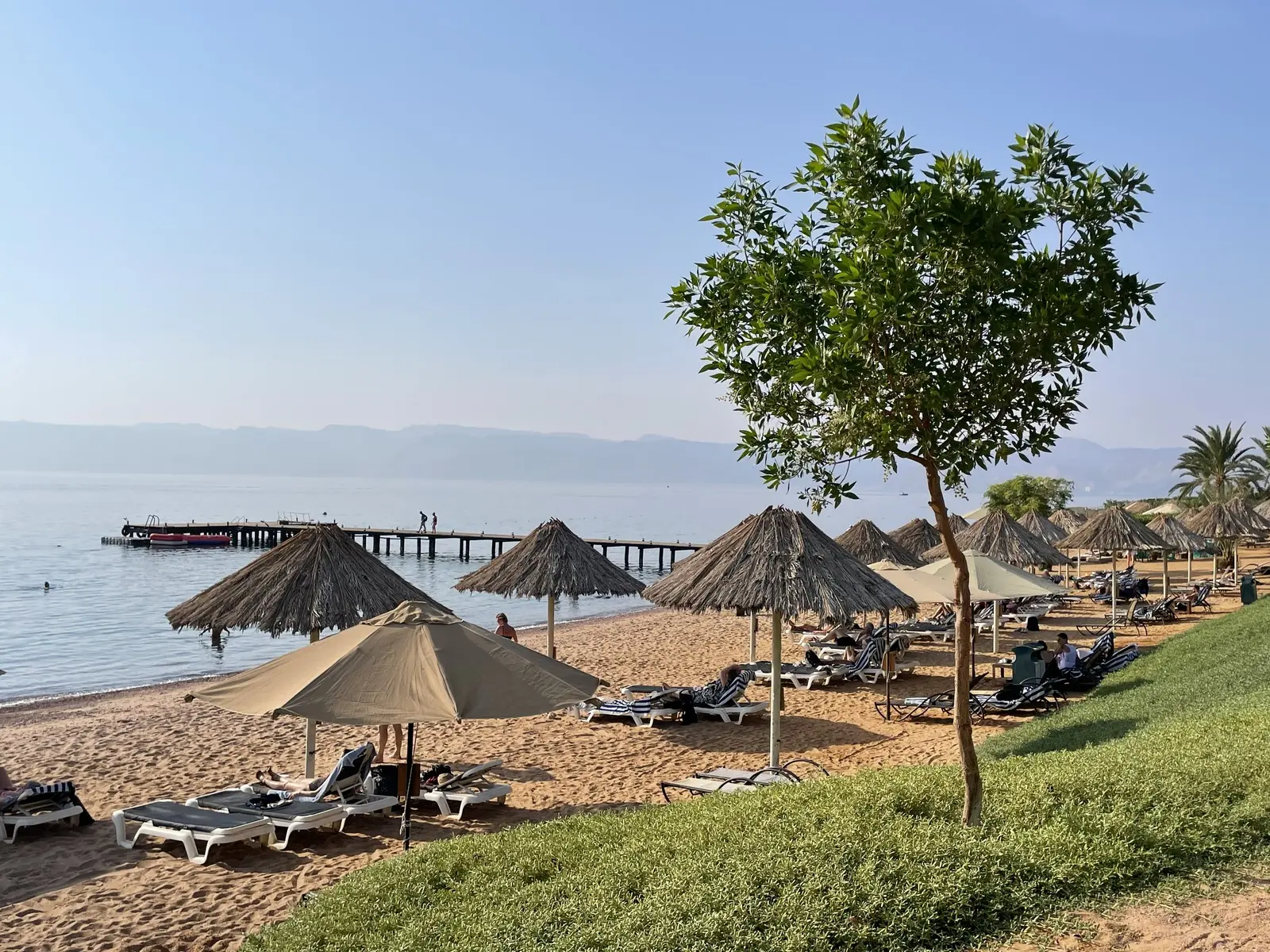 Am Tag in Aqaba können Sie den Strand genießen oder eine Runde schnorcheln