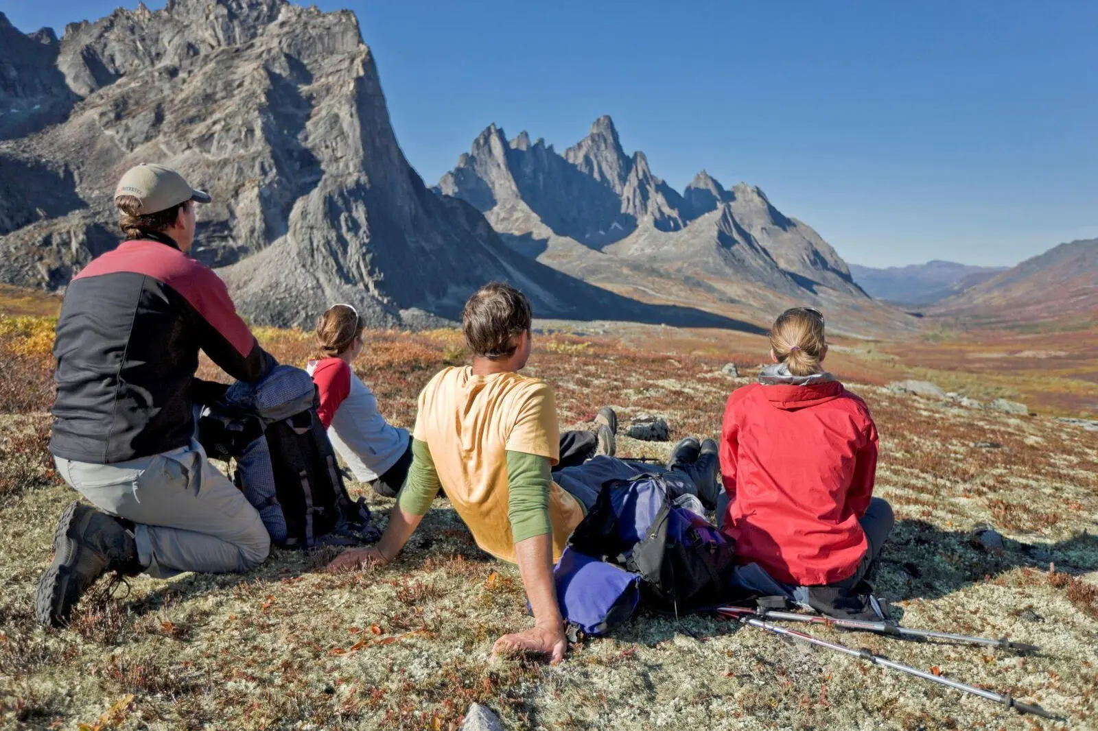 Die überwältigende Tombstone Mountain Range erkunden Sie wandernden Fußes