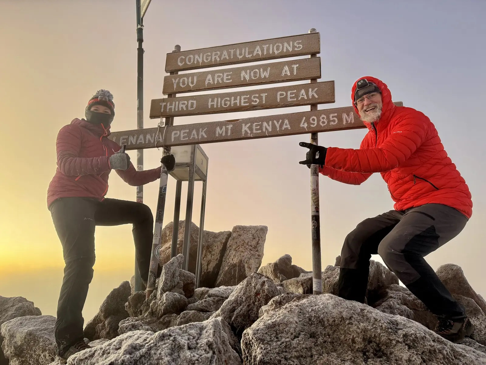 Zum Sonnenaufgang auf dem Gipfel (© Fam. Wener / glückskinder.reisen)