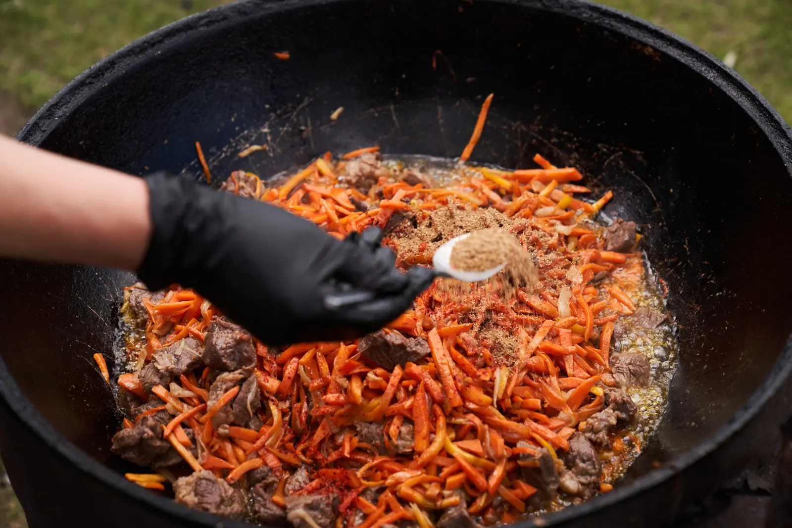 Hier werden die Geheimnisse der traditionellen Plov-Zubereitung enthüllt.