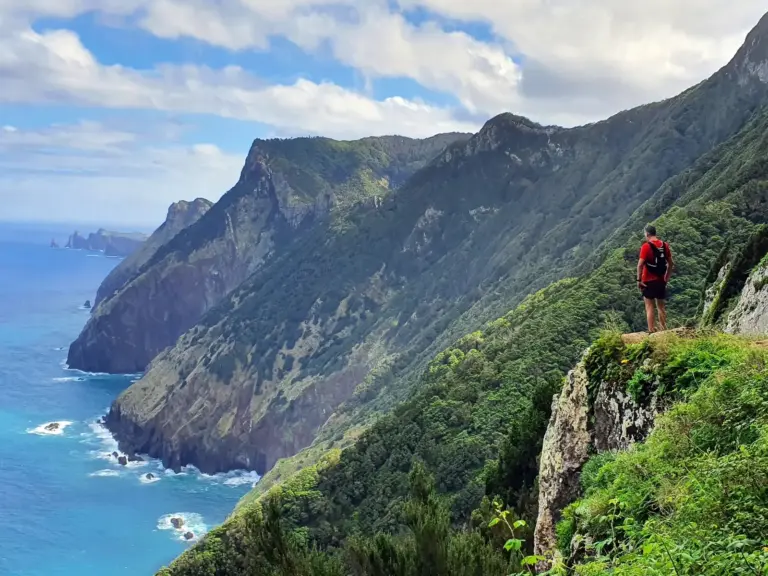 6 abwechslungsreiche Wanderungen u.a. an die Steilküste im Osten der Insel