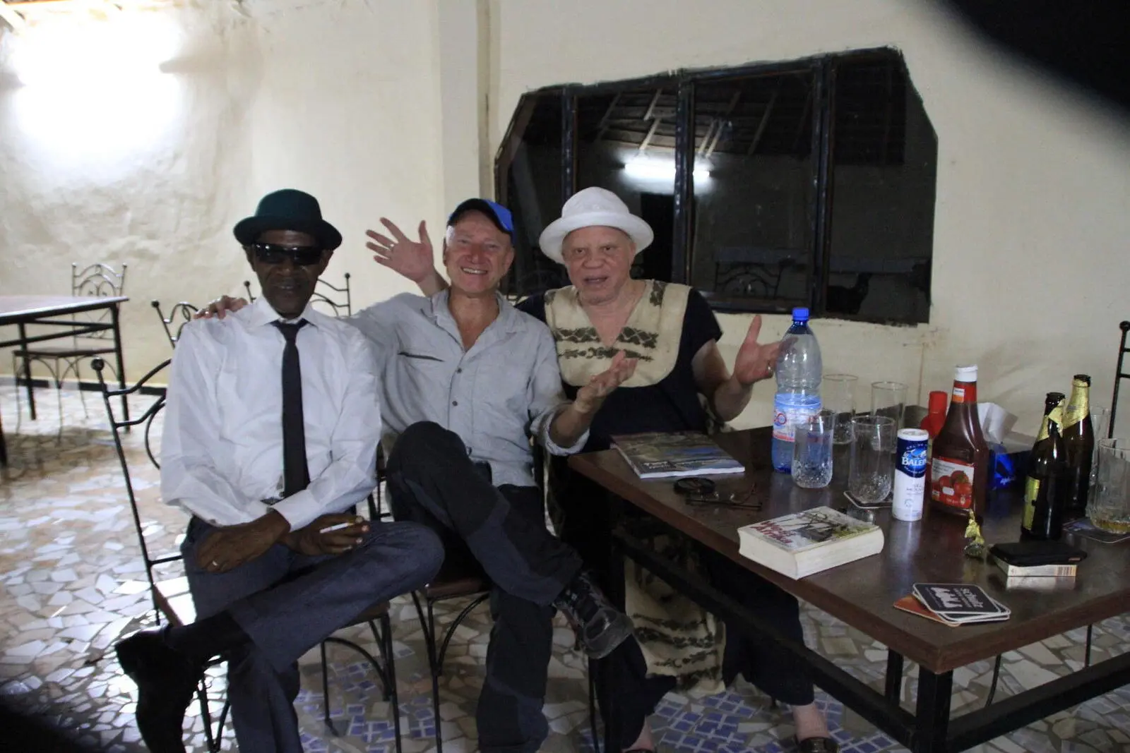 Frank Schulz mit Salif Keita und seinem Manager. (Nov. 2012, Bamako) 