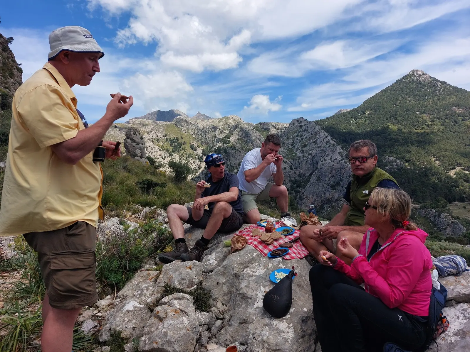 Schmackhaftes Picknick, liebevoll zubereitet und humorvoll präsentiert