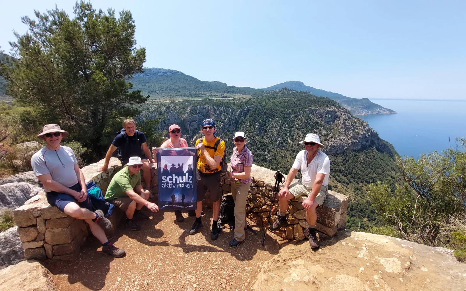 Mediterrane Vegetation und immer neue Ausblicke wecken die Wanderlust