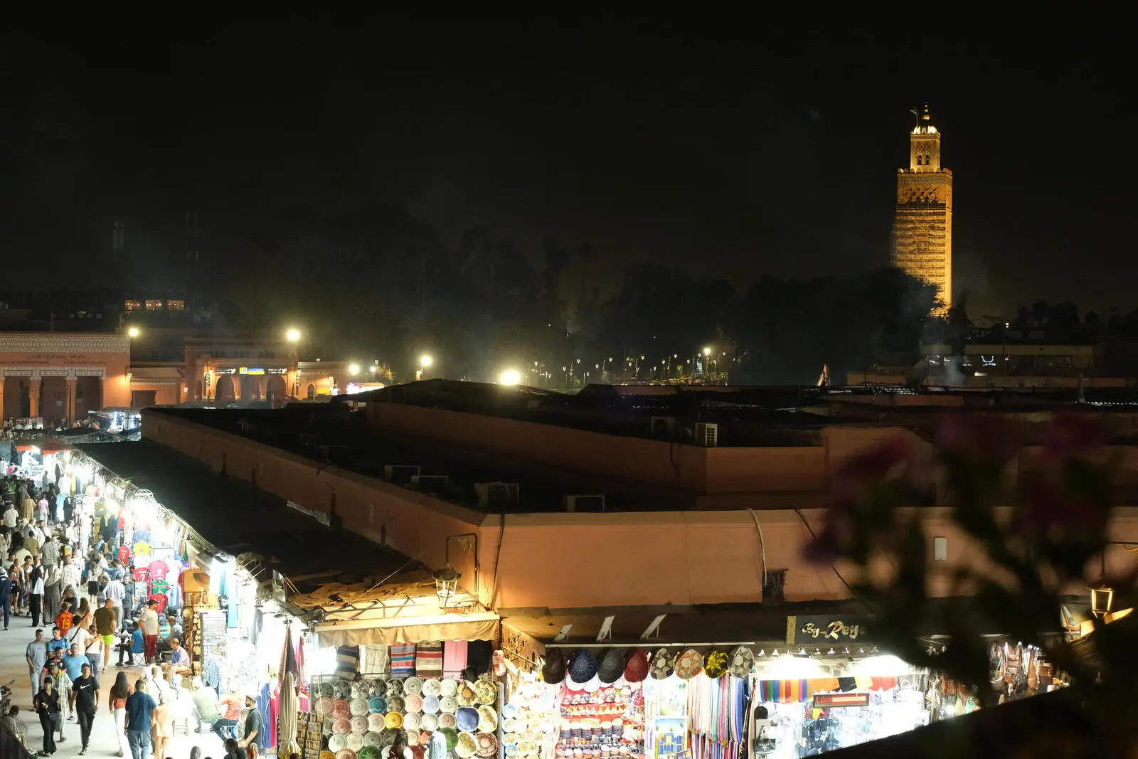 Der Djemaa el Fna zeichnet sich durch seine besondere Atmosphäre aus...