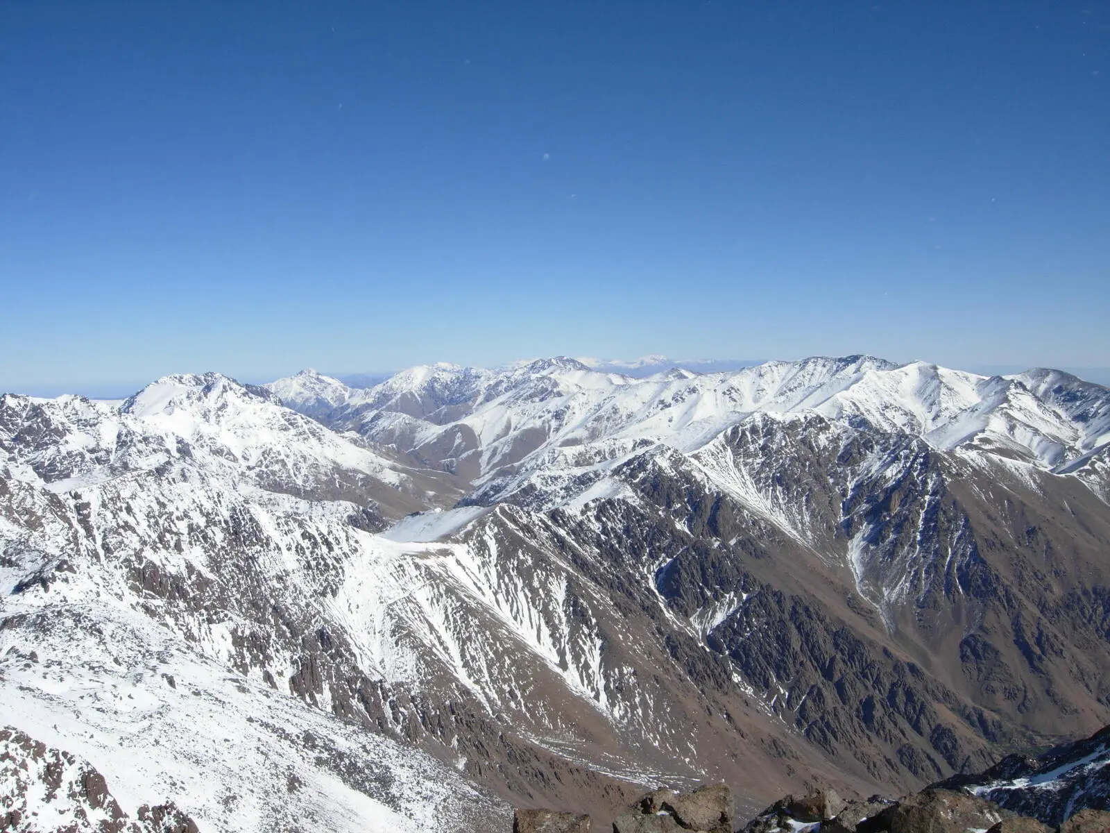 Winterlicher Blick vom Jebel Toubkal in Richtung Osten