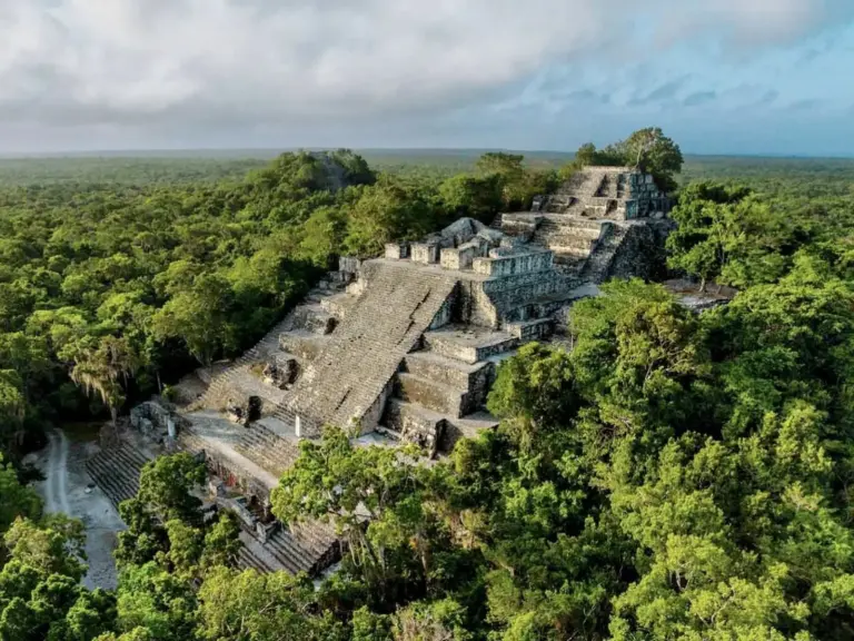 In der wenig bekannten Maya-Stadt Calakmul besteigen die Pyramide