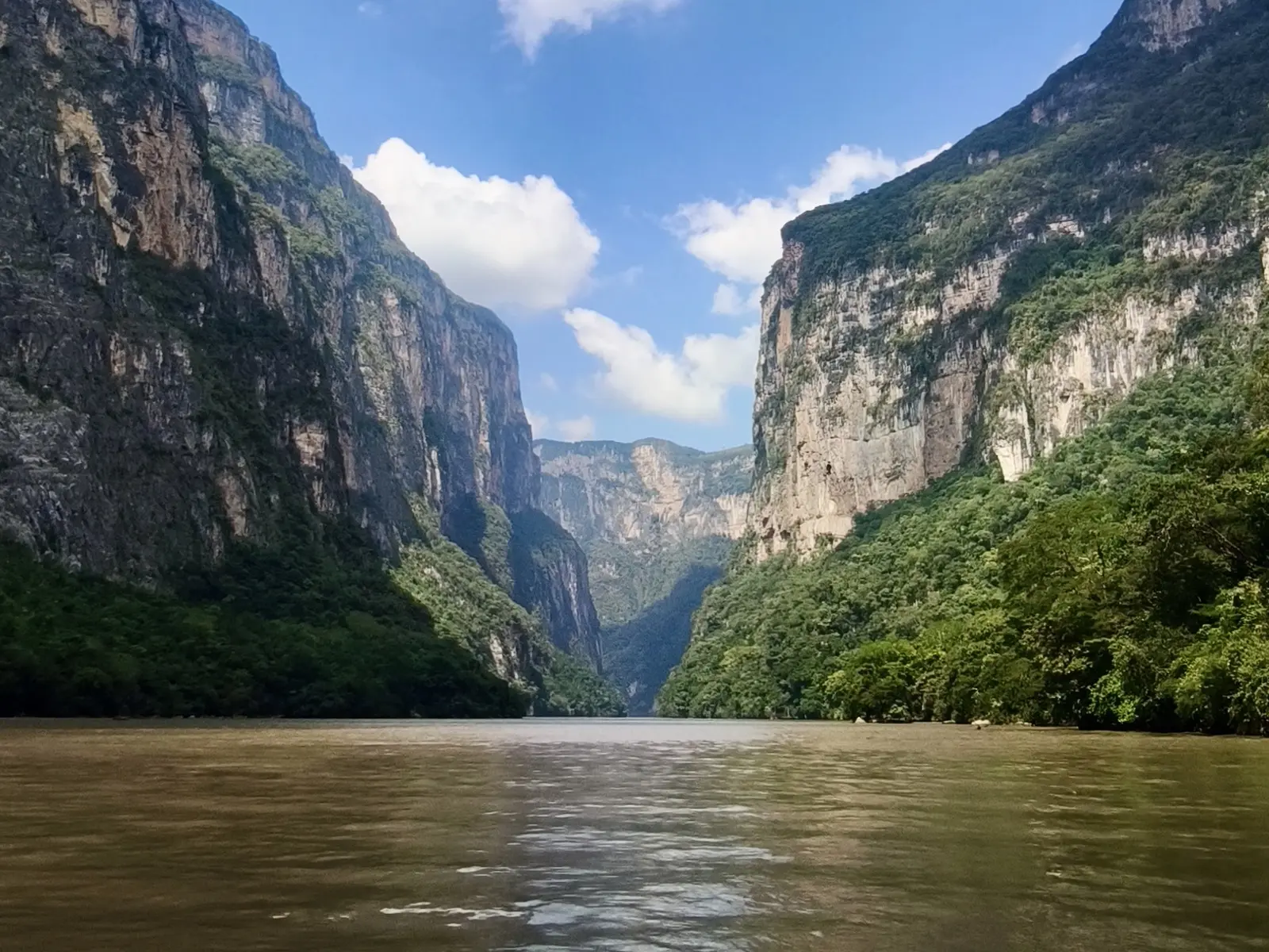 Bis zu 1.000 Meter hohe Steilwände umgeben Sie im Sumidero-Canyon