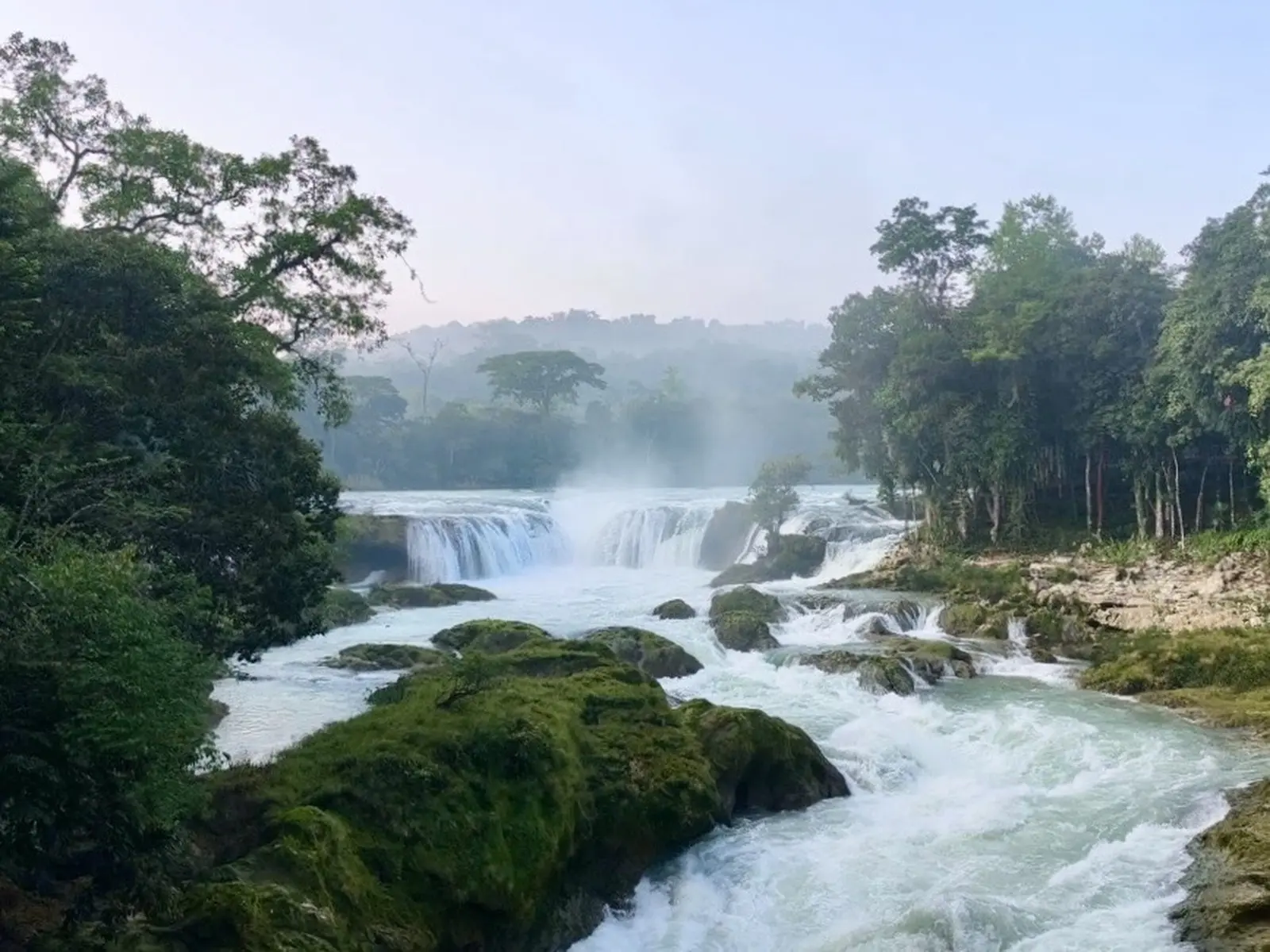 Natur pur: Sonnenaufgang am Wasserfall