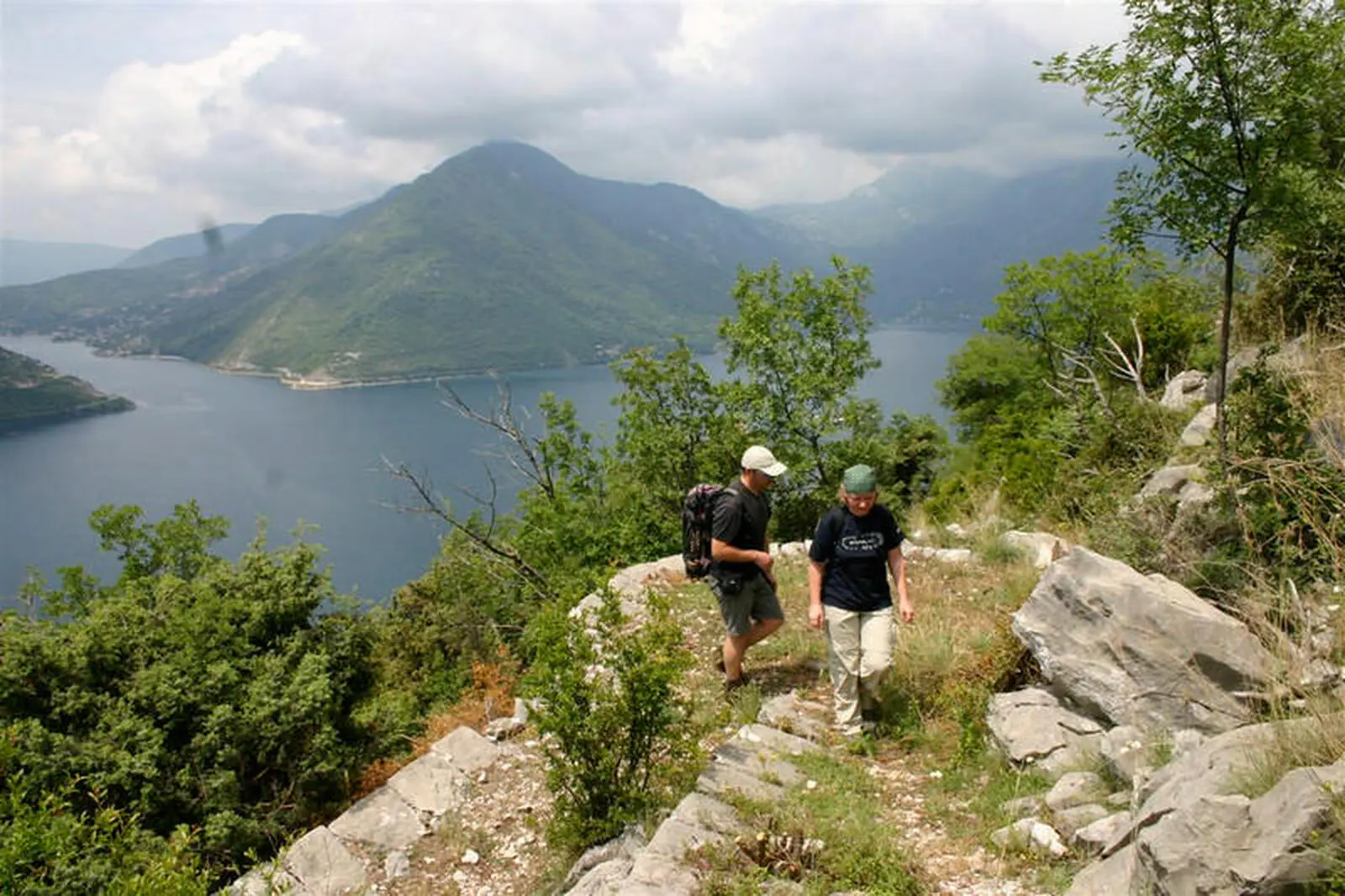 Sie wandern hoch über der Bucht von Kotor mit einzigartigen Ausblicken