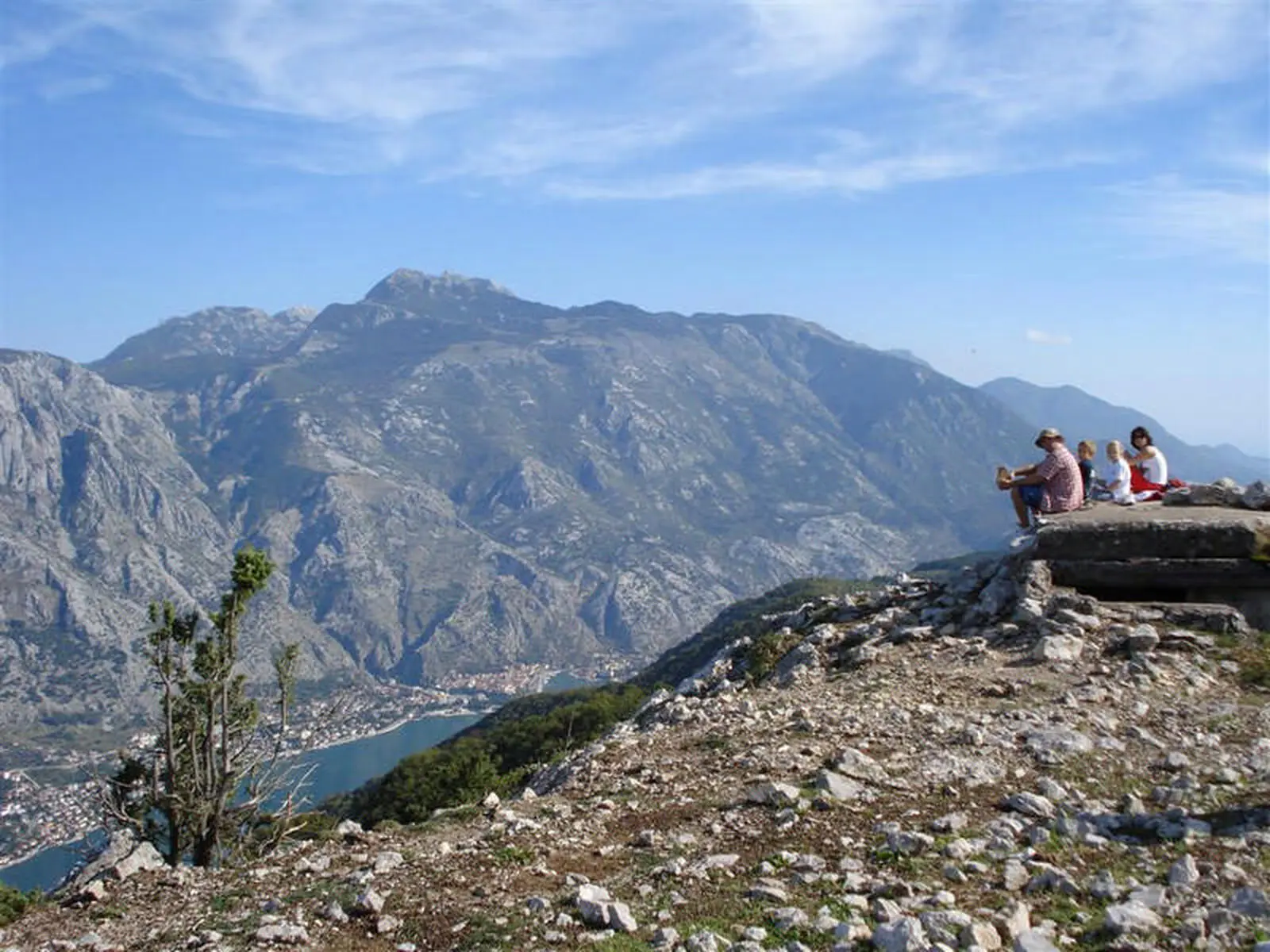 Am Gipfel des Vrmac: Blick auf Bucht von Kotor und Nationalpark Lovcen