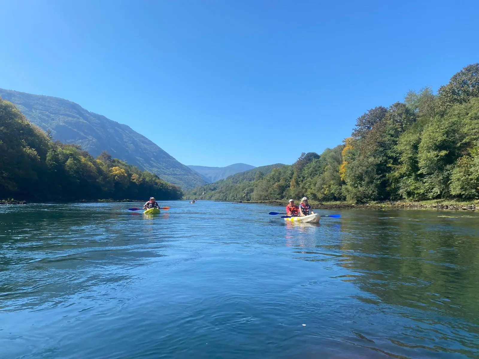 Sie starten Ihre Reise mit einer Paddeltour im Drina-Canyon